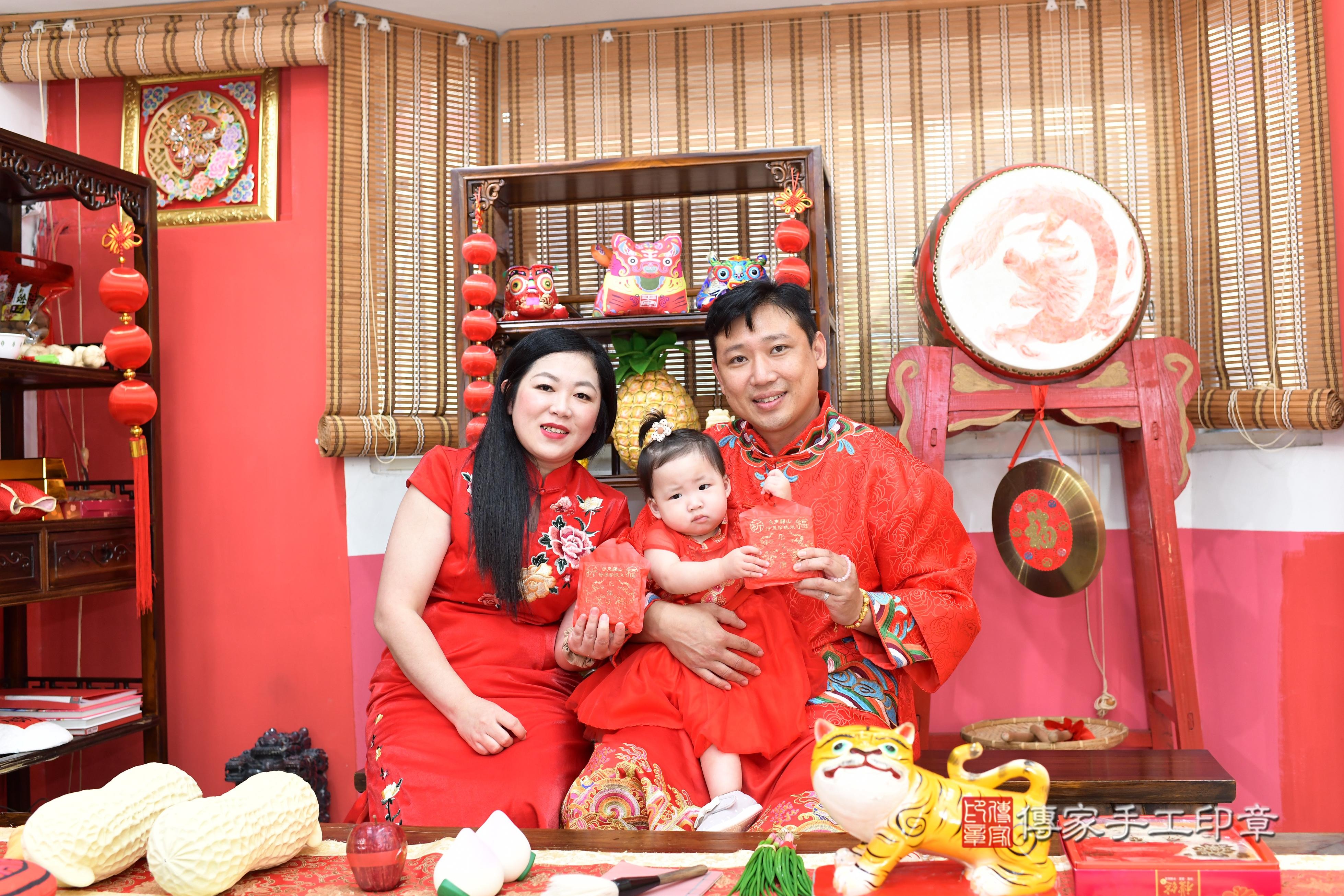 傳家手工印章高雄店、抓周、度脺、美式風會場、傳家嬰兒古禮、吉祥話、抓周道具物品24種、拍照。抓周證書。寶寶抓周、滿周歲、生日快樂、祝福 傳家手工印章高雄店、抓周、度脺、美式風會場、傳家嬰兒古禮、吉祥話、抓周道具物品24種、拍照。抓周證書。寶寶抓周、滿周歲、生日快樂、祝福