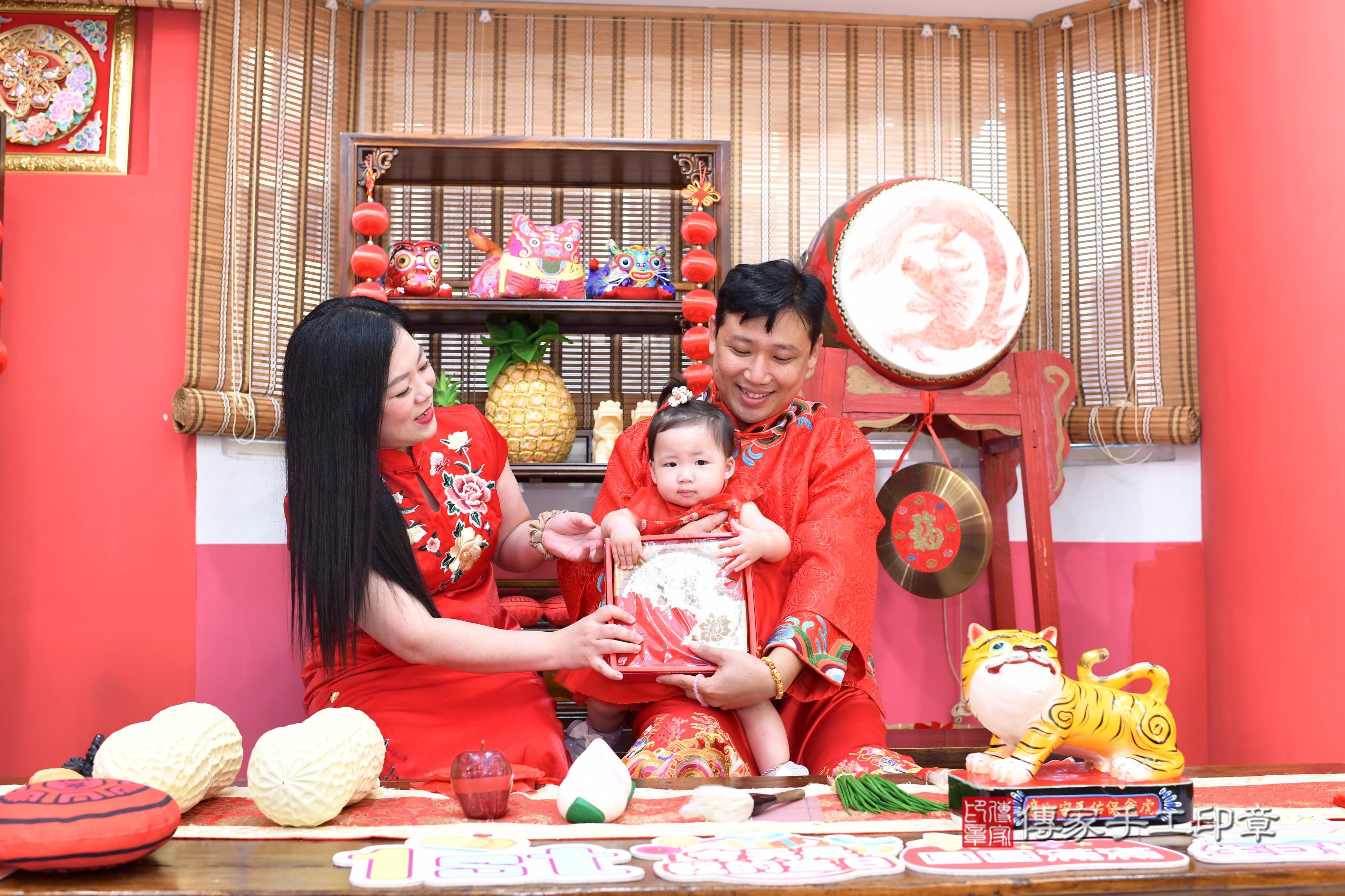 傳家手工印章高雄店、抓周、度脺、美式風會場、傳家嬰兒古禮、吉祥話、抓周道具物品24種、拍照。抓周證書。寶寶抓周、滿周歲、生日快樂、祝福 傳家手工印章高雄店、抓周、度脺、美式風會場、傳家嬰兒古禮、吉祥話、抓周道具物品24種、拍照。抓周證書。寶寶抓周、滿周歲、生日快樂、祝福