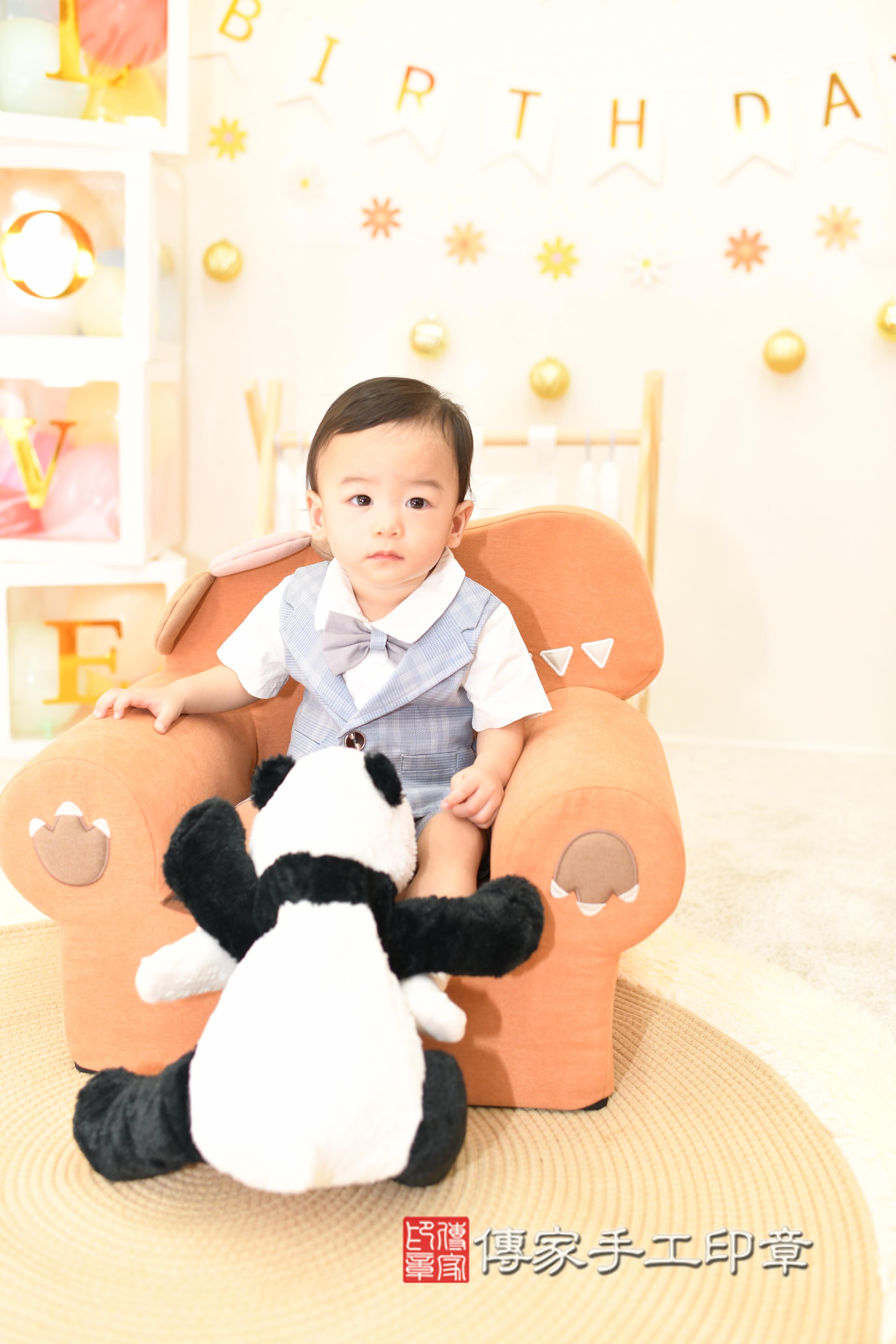 傳家手工印章高雄店、抓周、度脺、美式風會場、傳家嬰兒古禮、吉祥話、抓周道具物品24種、拍照。抓周證書。寶寶抓周、滿周歲、生日快樂、祝福 傳家手工印章高雄店、抓周、度脺、美式風會場、傳家嬰兒古禮、吉祥話、抓周道具物品24種、拍照。抓周證書。寶寶抓周、滿周歲、生日快樂、祝福