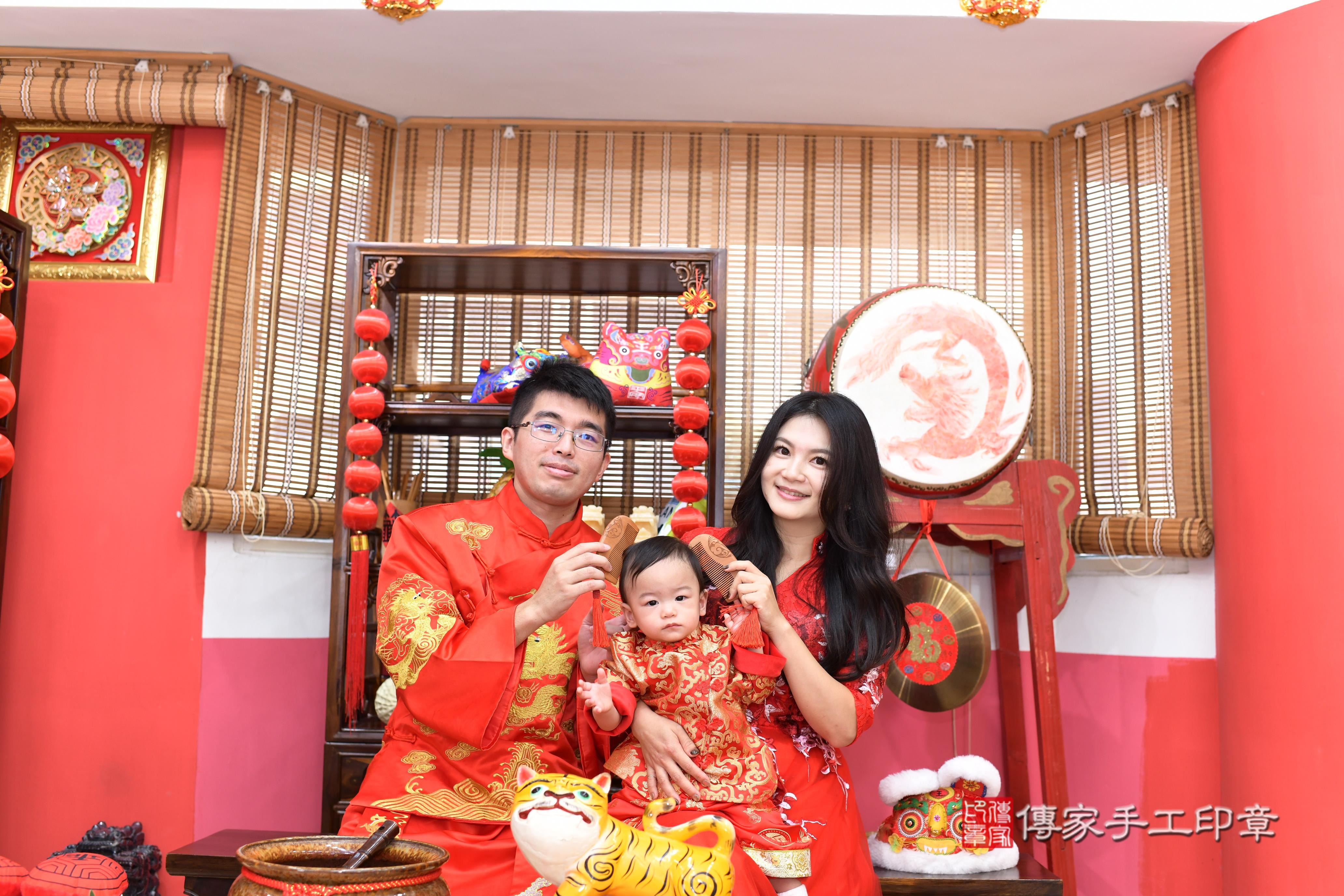 傳家手工印章高雄店、抓周、度脺、美式風會場、傳家嬰兒古禮、吉祥話、抓周道具物品24種、拍照。抓周證書。寶寶抓周、滿周歲、生日快樂、祝福 傳家手工印章高雄店、抓周、度脺、美式風會場、傳家嬰兒古禮、吉祥話、抓周道具物品24種、拍照。抓周證書。寶寶抓周、滿周歲、生日快樂、祝福