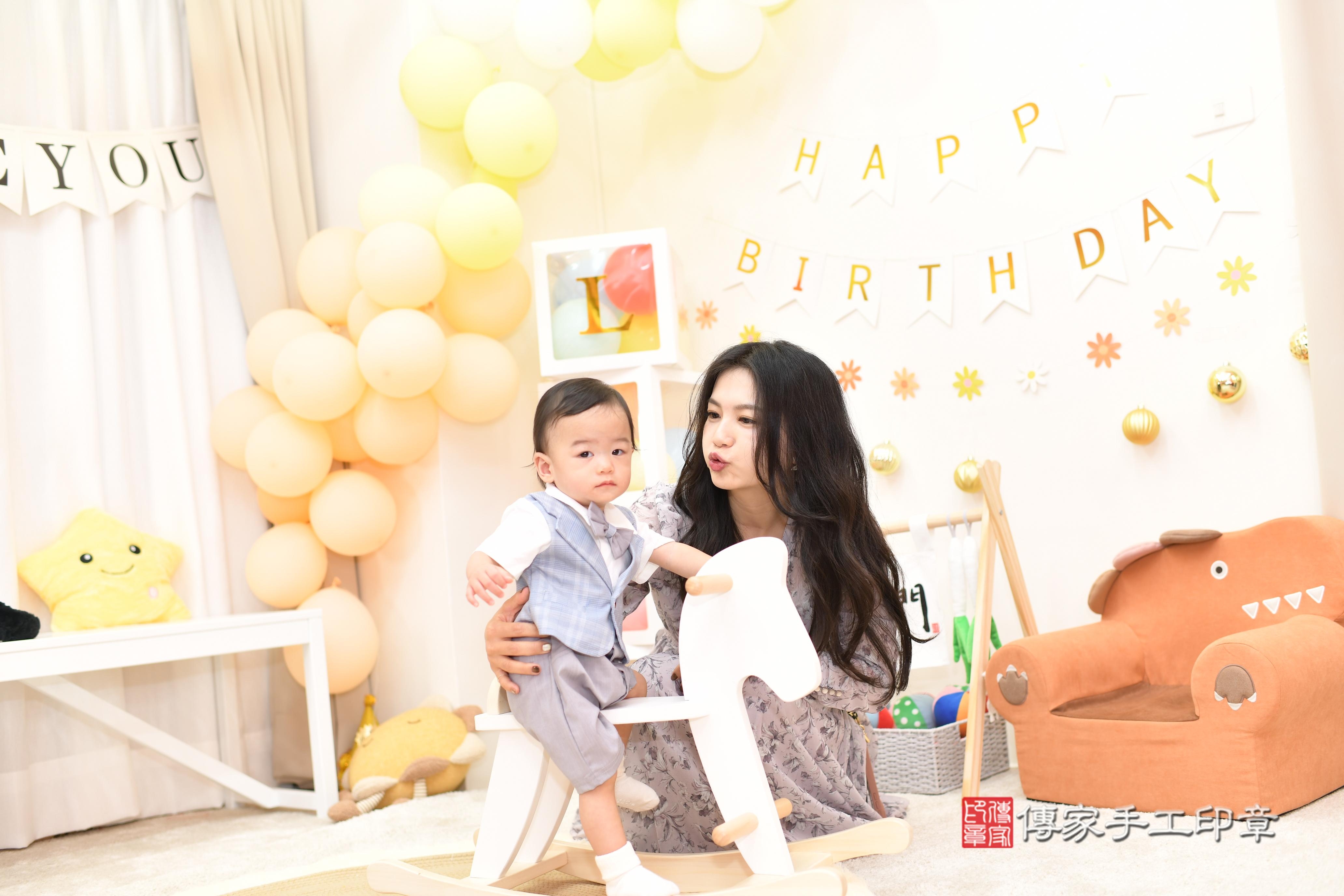 傳家手工印章高雄店、抓周、度脺、美式風會場、傳家嬰兒古禮、吉祥話、抓周道具物品24種、拍照。抓周證書。寶寶抓周、滿周歲、生日快樂、祝福 傳家手工印章高雄店、抓周、度脺、美式風會場、傳家嬰兒古禮、吉祥話、抓周道具物品24種、拍照。抓周證書。寶寶抓周、滿周歲、生日快樂、祝福