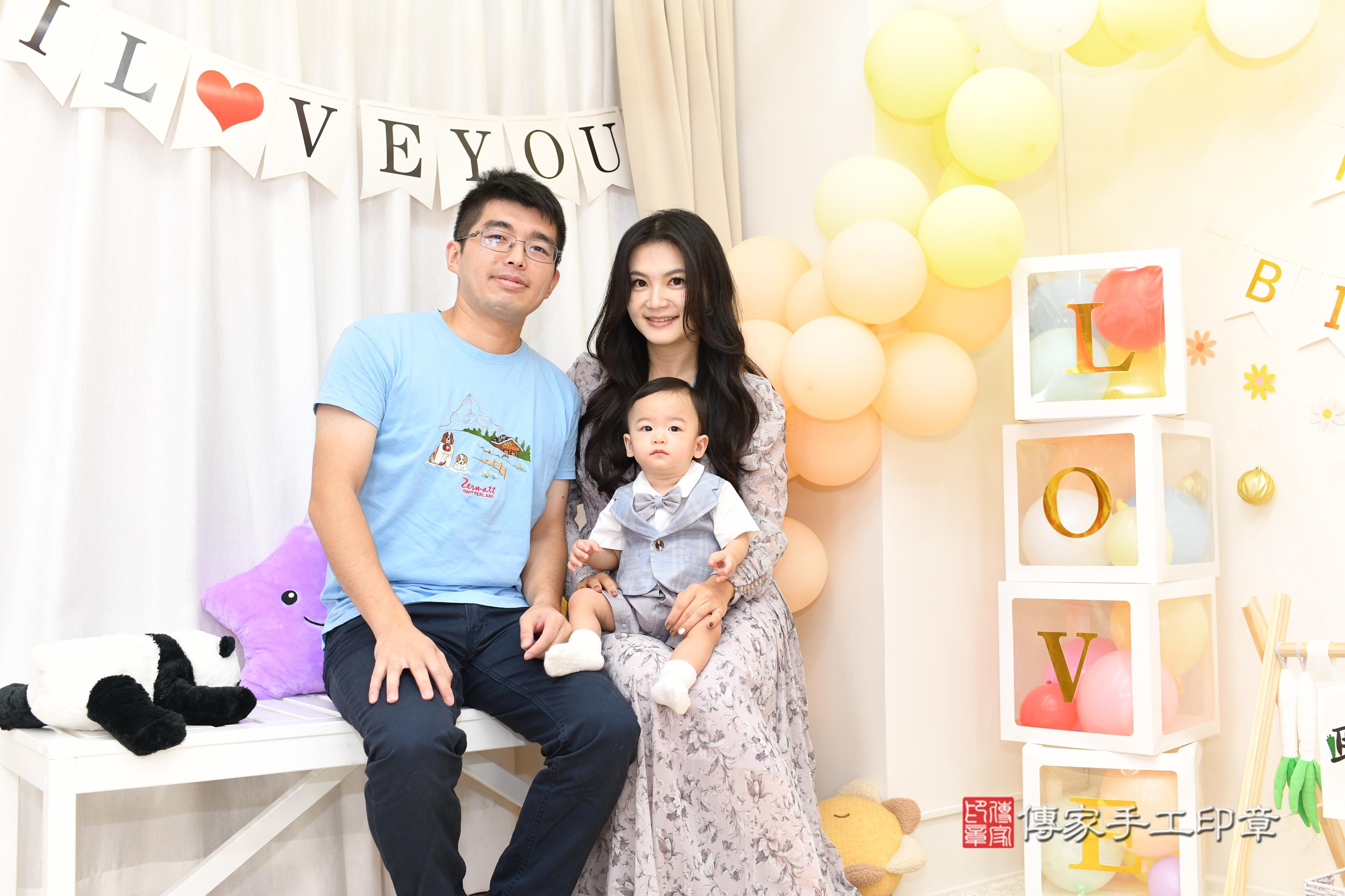 傳家手工印章高雄店、抓周、度脺、美式風會場、傳家嬰兒古禮、吉祥話、抓周道具物品24種、拍照。抓周證書。寶寶抓周、滿周歲、生日快樂、祝福 傳家手工印章高雄店、抓周、度脺、美式風會場、傳家嬰兒古禮、吉祥話、抓周道具物品24種、拍照。抓周證書。寶寶抓周、滿周歲、生日快樂、祝福