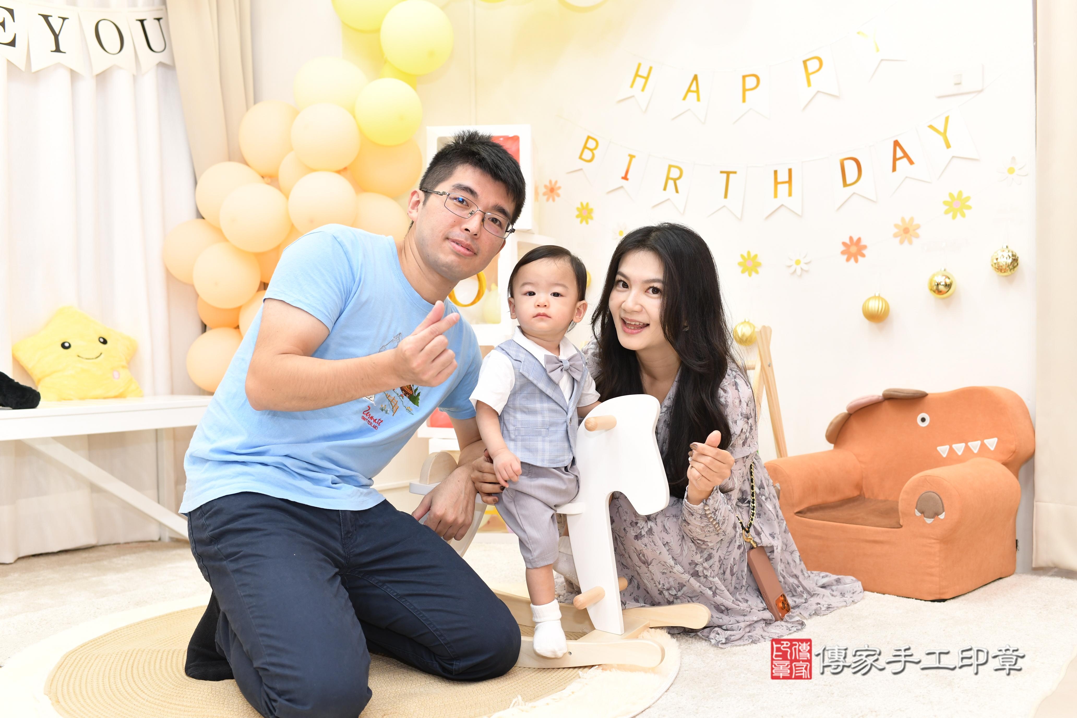 傳家手工印章高雄店、抓周、度脺、美式風會場、傳家嬰兒古禮、吉祥話、抓周道具物品24種、拍照。抓周證書。寶寶抓周、滿周歲、生日快樂、祝福 傳家手工印章高雄店、抓周、度脺、美式風會場、傳家嬰兒古禮、吉祥話、抓周道具物品24種、拍照。抓周證書。寶寶抓周、滿周歲、生日快樂、祝福