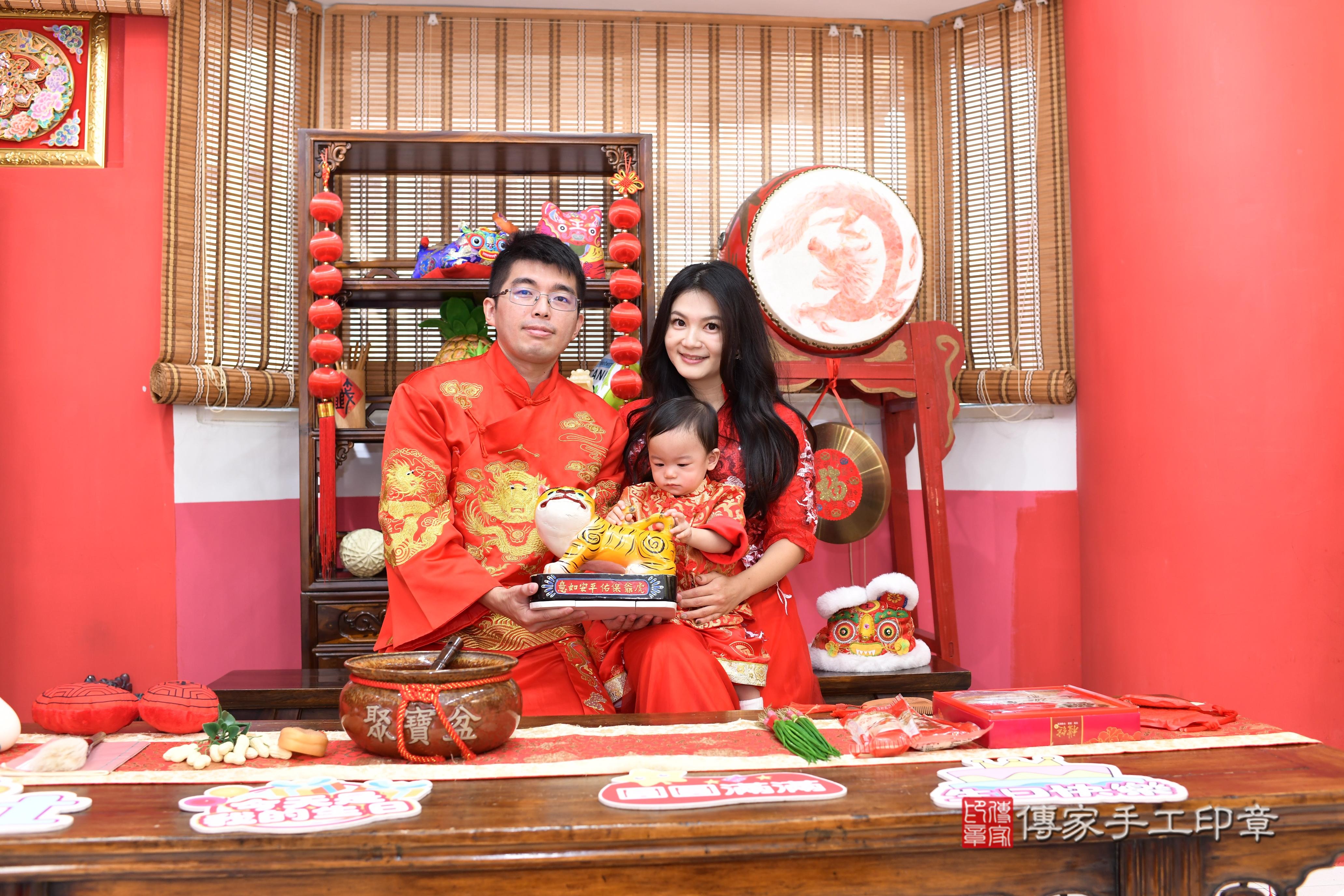 傳家手工印章高雄店、抓周、度脺、美式風會場、傳家嬰兒古禮、吉祥話、抓周道具物品24種、拍照。抓周證書。寶寶抓周、滿周歲、生日快樂、祝福 傳家手工印章高雄店、抓周、度脺、美式風會場、傳家嬰兒古禮、吉祥話、抓周道具物品24種、拍照。抓周證書。寶寶抓周、滿周歲、生日快樂、祝福