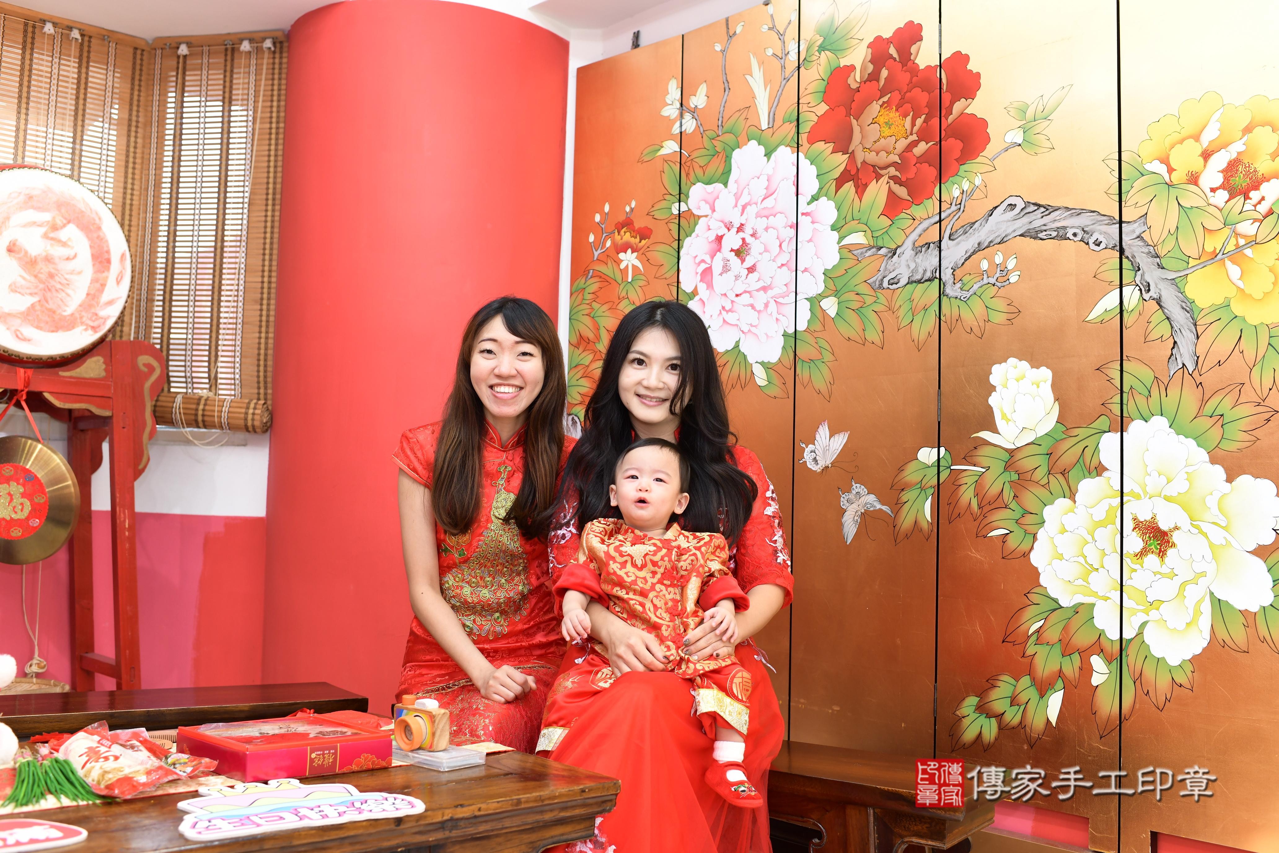 傳家手工印章高雄店、抓周、度脺、美式風會場、傳家嬰兒古禮、吉祥話、抓周道具物品24種、拍照。抓周證書。寶寶抓周、滿周歲、生日快樂、祝福 傳家手工印章高雄店、抓周、度脺、美式風會場、傳家嬰兒古禮、吉祥話、抓周道具物品24種、拍照。抓周證書。寶寶抓周、滿周歲、生日快樂、祝福