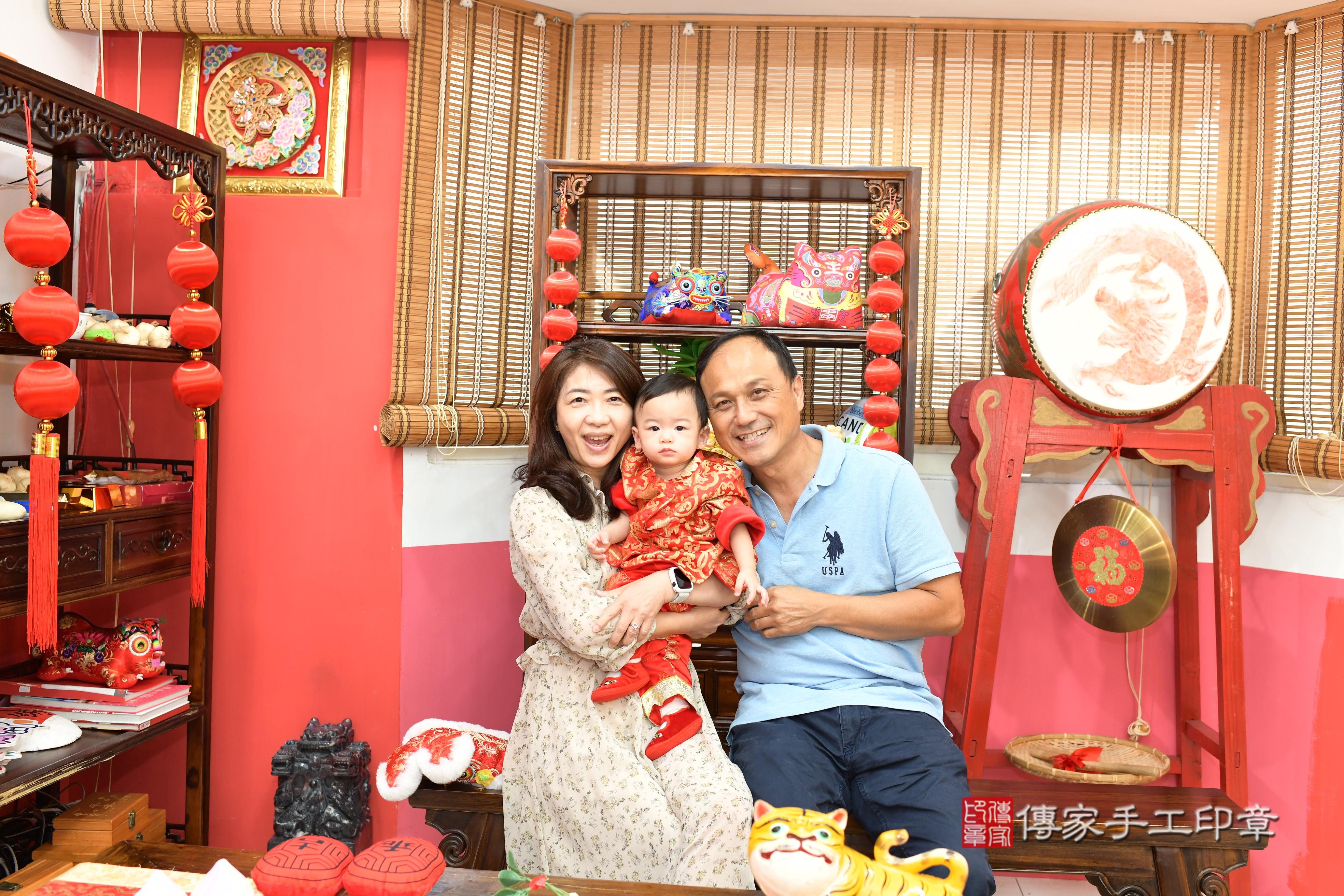 傳家手工印章高雄店、抓周、度脺、美式風會場、傳家嬰兒古禮、吉祥話、抓周道具物品24種、拍照。抓周證書。寶寶抓周、滿周歲、生日快樂、祝福 傳家手工印章高雄店、抓周、度脺、美式風會場、傳家嬰兒古禮、吉祥話、抓周道具物品24種、拍照。抓周證書。寶寶抓周、滿周歲、生日快樂、祝福