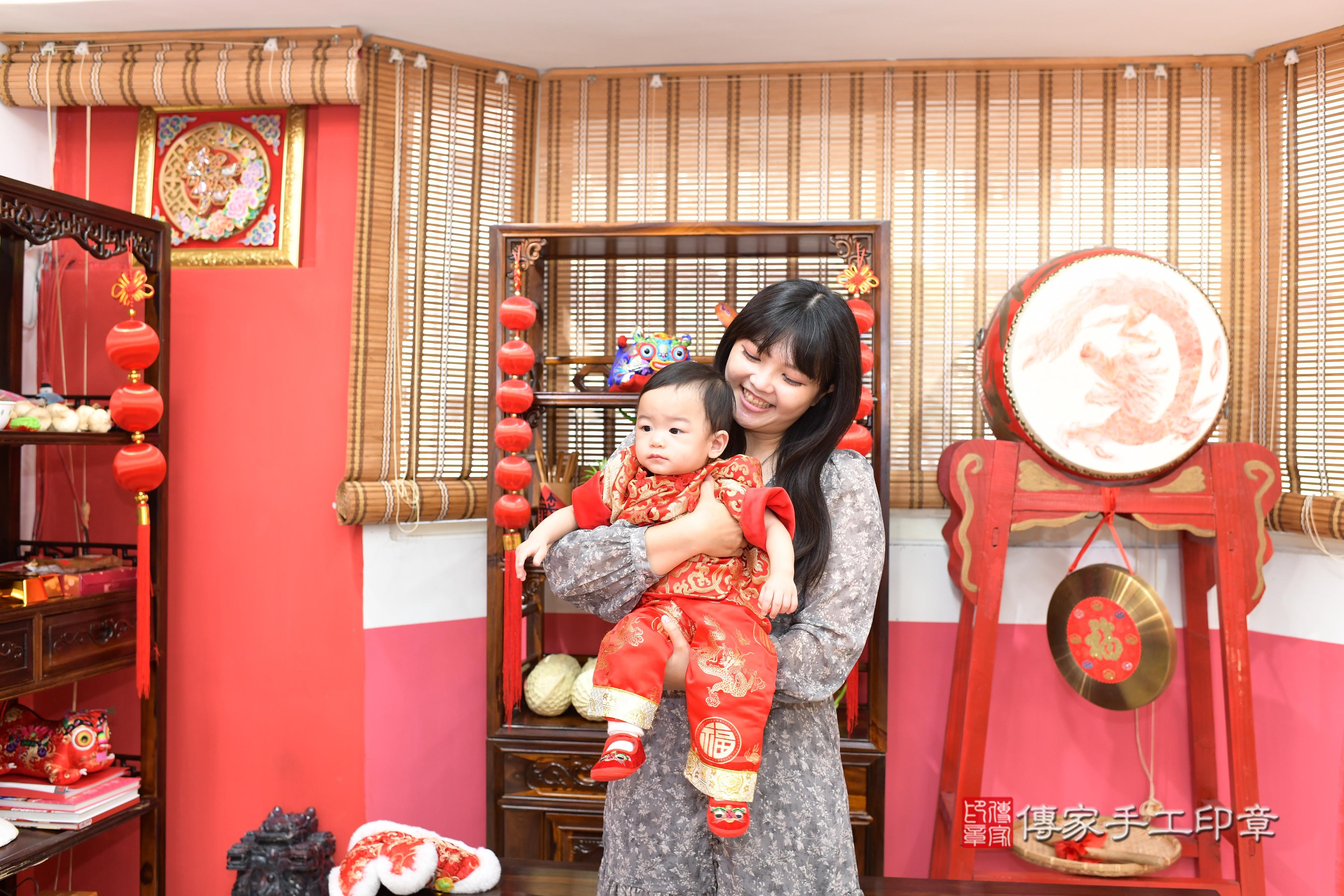 傳家手工印章高雄店、抓周、度脺、美式風會場、傳家嬰兒古禮、吉祥話、抓周道具物品24種、拍照。抓周證書。寶寶抓周、滿周歲、生日快樂、祝福 傳家手工印章高雄店、抓周、度脺、美式風會場、傳家嬰兒古禮、吉祥話、抓周道具物品24種、拍照。抓周證書。寶寶抓周、滿周歲、生日快樂、祝福