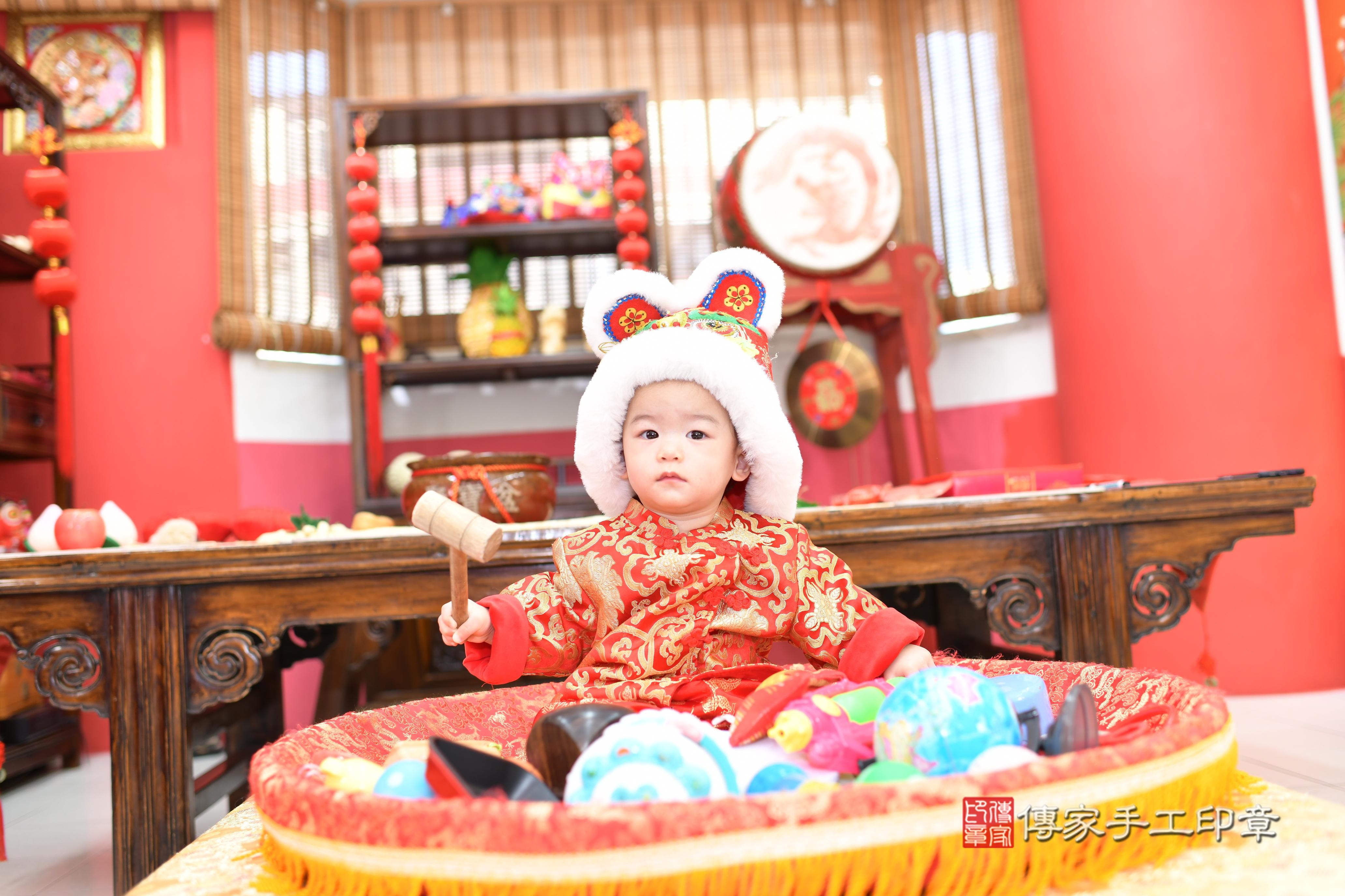 傳家手工印章高雄店、抓周、度脺、美式風會場、傳家嬰兒古禮、吉祥話、抓周道具物品24種、拍照。抓周證書。寶寶抓周、滿周歲、生日快樂、祝福 傳家手工印章高雄店、抓周、度脺、美式風會場、傳家嬰兒古禮、吉祥話、抓周道具物品24種、拍照。抓周證書。寶寶抓周、滿周歲、生日快樂、祝福