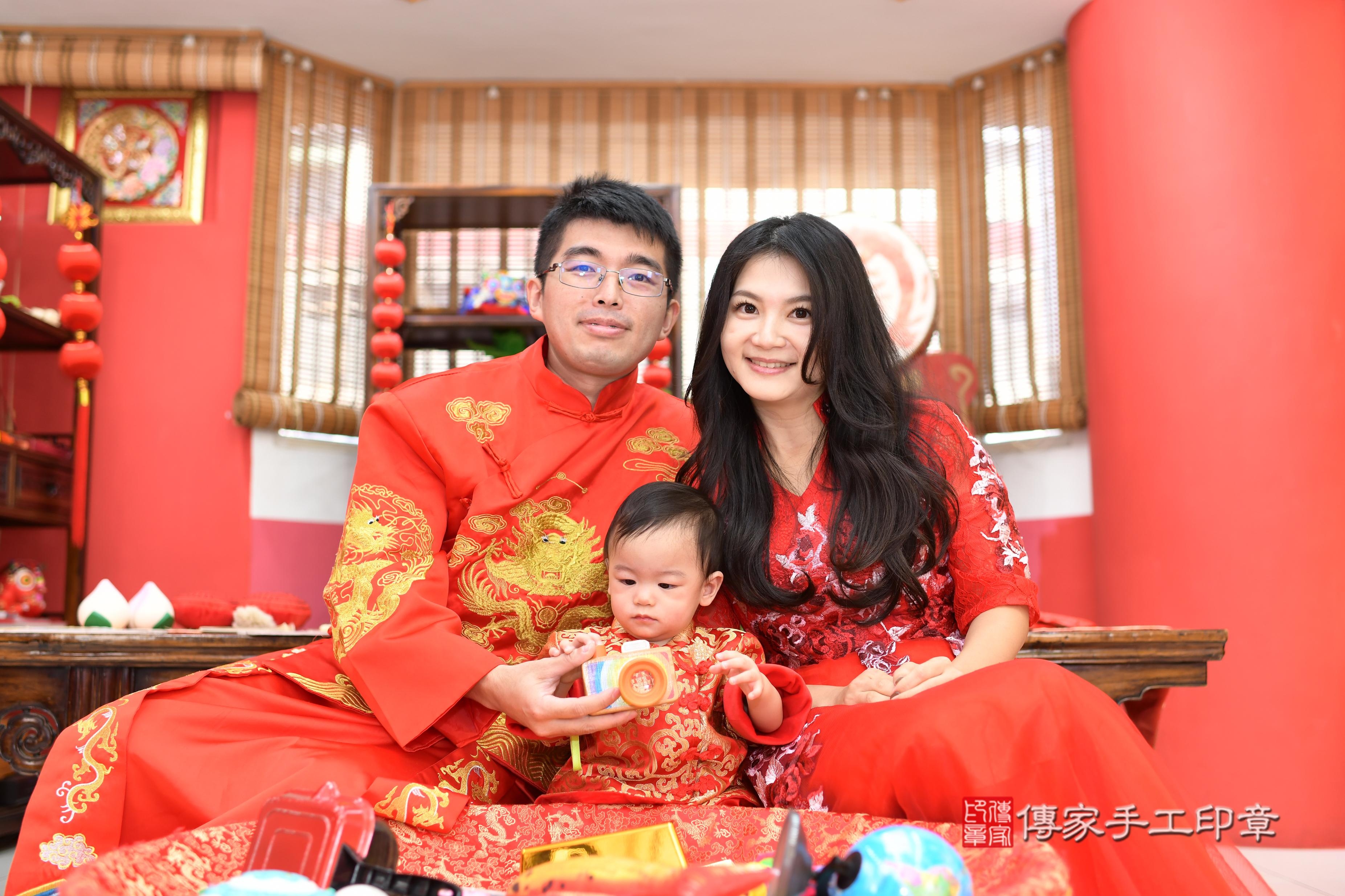 傳家手工印章高雄店、抓周、度脺、美式風會場、傳家嬰兒古禮、吉祥話、抓周道具物品24種、拍照。抓周證書。寶寶抓周、滿周歲、生日快樂、祝福 傳家手工印章高雄店、抓周、度脺、美式風會場、傳家嬰兒古禮、吉祥話、抓周道具物品24種、拍照。抓周證書。寶寶抓周、滿周歲、生日快樂、祝福