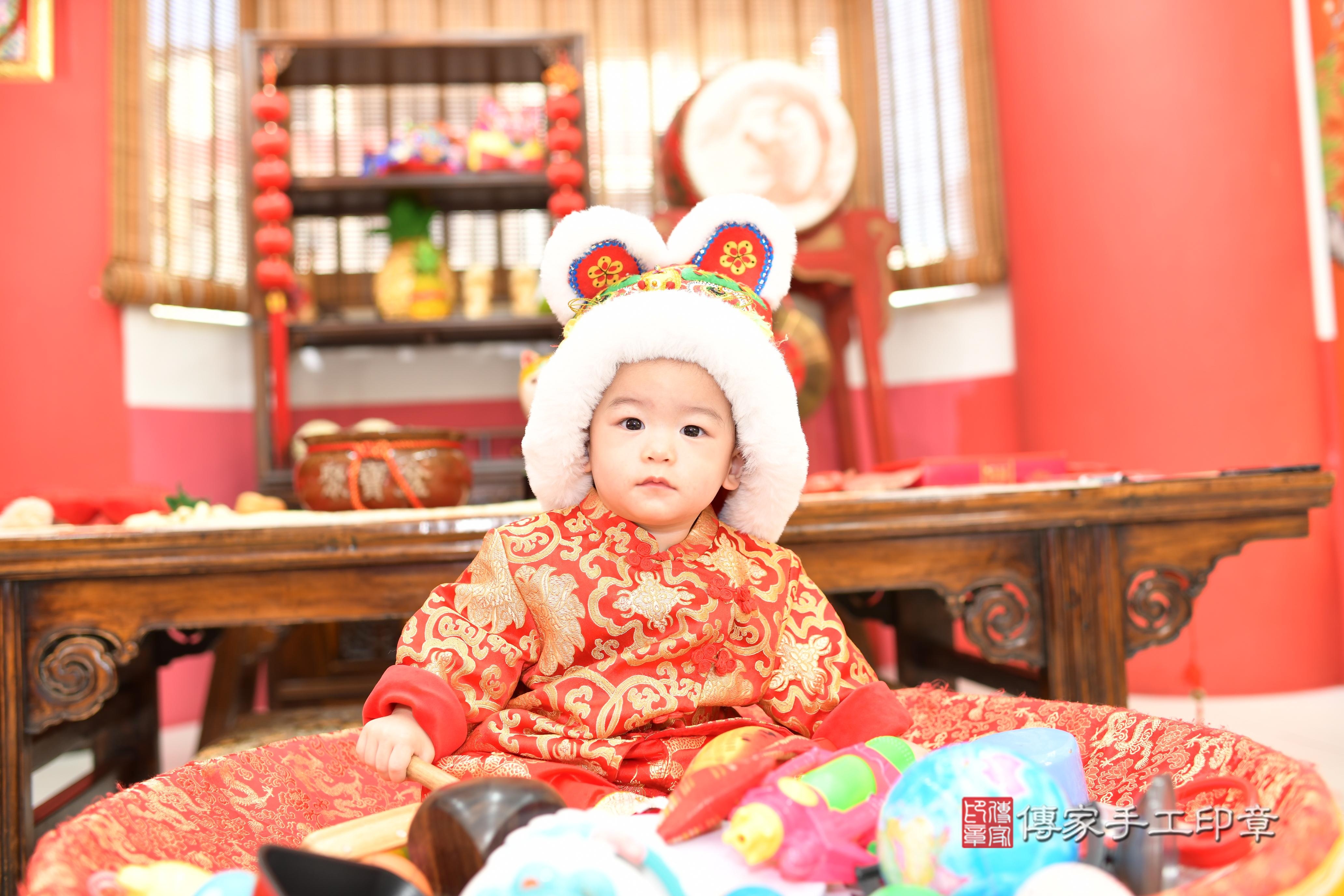 傳家手工印章高雄店、抓周、度脺、美式風會場、傳家嬰兒古禮、吉祥話、抓周道具物品24種、拍照。抓周證書。寶寶抓周、滿周歲、生日快樂、祝福 傳家手工印章高雄店、抓周、度脺、美式風會場、傳家嬰兒古禮、吉祥話、抓周道具物品24種、拍照。抓周證書。寶寶抓周、滿周歲、生日快樂、祝福