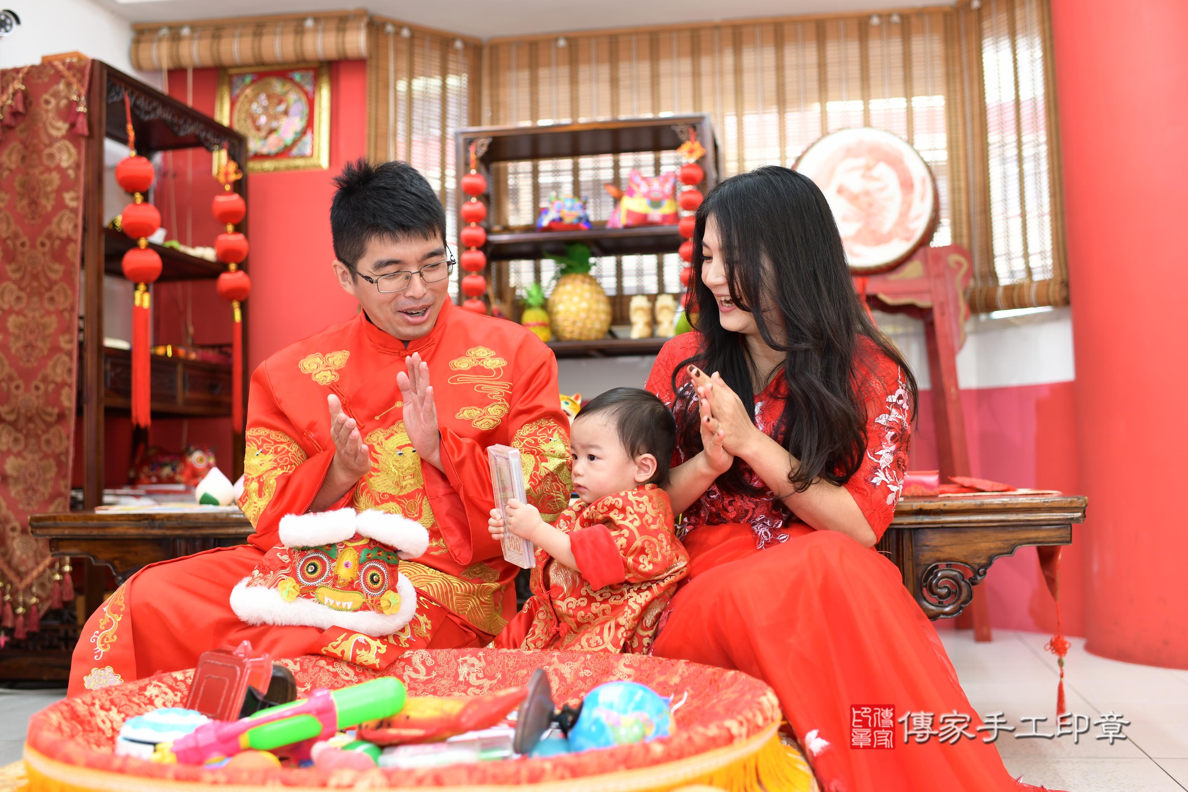 傳家手工印章高雄店、抓周、度脺、美式風會場、傳家嬰兒古禮、吉祥話、抓周道具物品24種、拍照。抓周證書。寶寶抓周、滿周歲、生日快樂、祝福 傳家手工印章高雄店、抓周、度脺、美式風會場、傳家嬰兒古禮、吉祥話、抓周道具物品24種、拍照。抓周證書。寶寶抓周、滿周歲、生日快樂、祝福