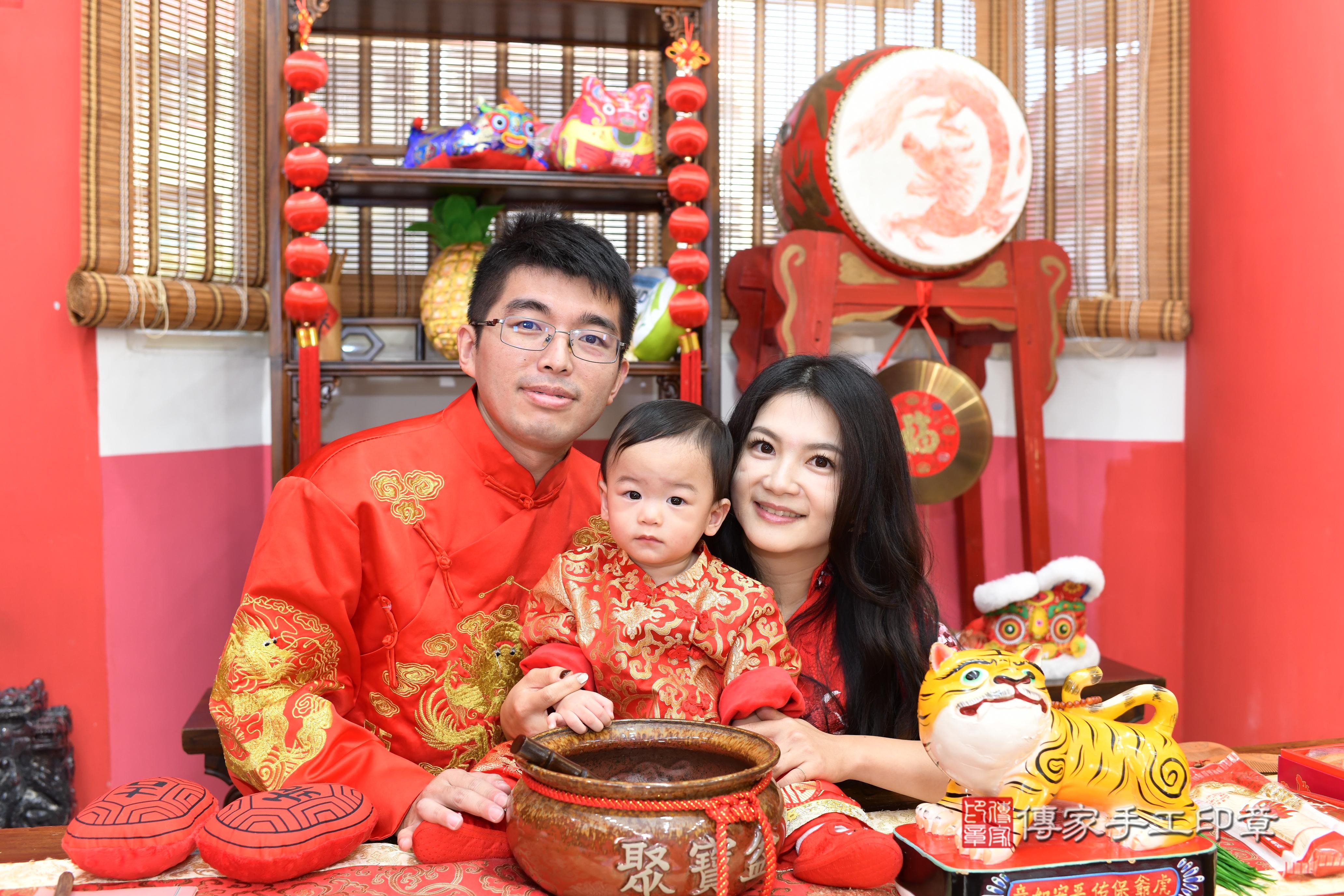 傳家手工印章高雄店、抓周、度脺、美式風會場、傳家嬰兒古禮、吉祥話、抓周道具物品24種、拍照。抓周證書。寶寶抓周、滿周歲、生日快樂、祝福