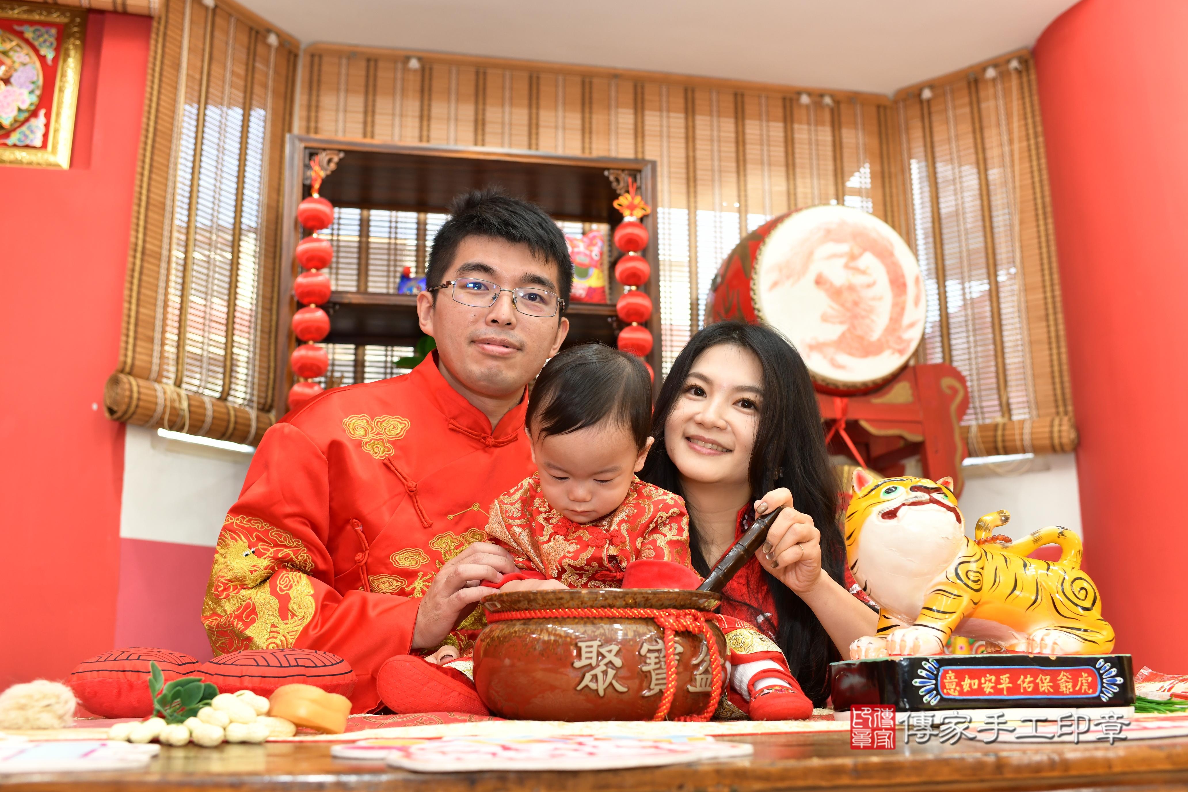 傳家手工印章高雄店、抓周、度脺、美式風會場、傳家嬰兒古禮、吉祥話、抓周道具物品24種、拍照。抓周證書。寶寶抓周、滿周歲、生日快樂、祝福 傳家手工印章高雄店、抓周、度脺、美式風會場、傳家嬰兒古禮、吉祥話、抓周道具物品24種、拍照。抓周證書。寶寶抓周、滿周歲、生日快樂、祝福