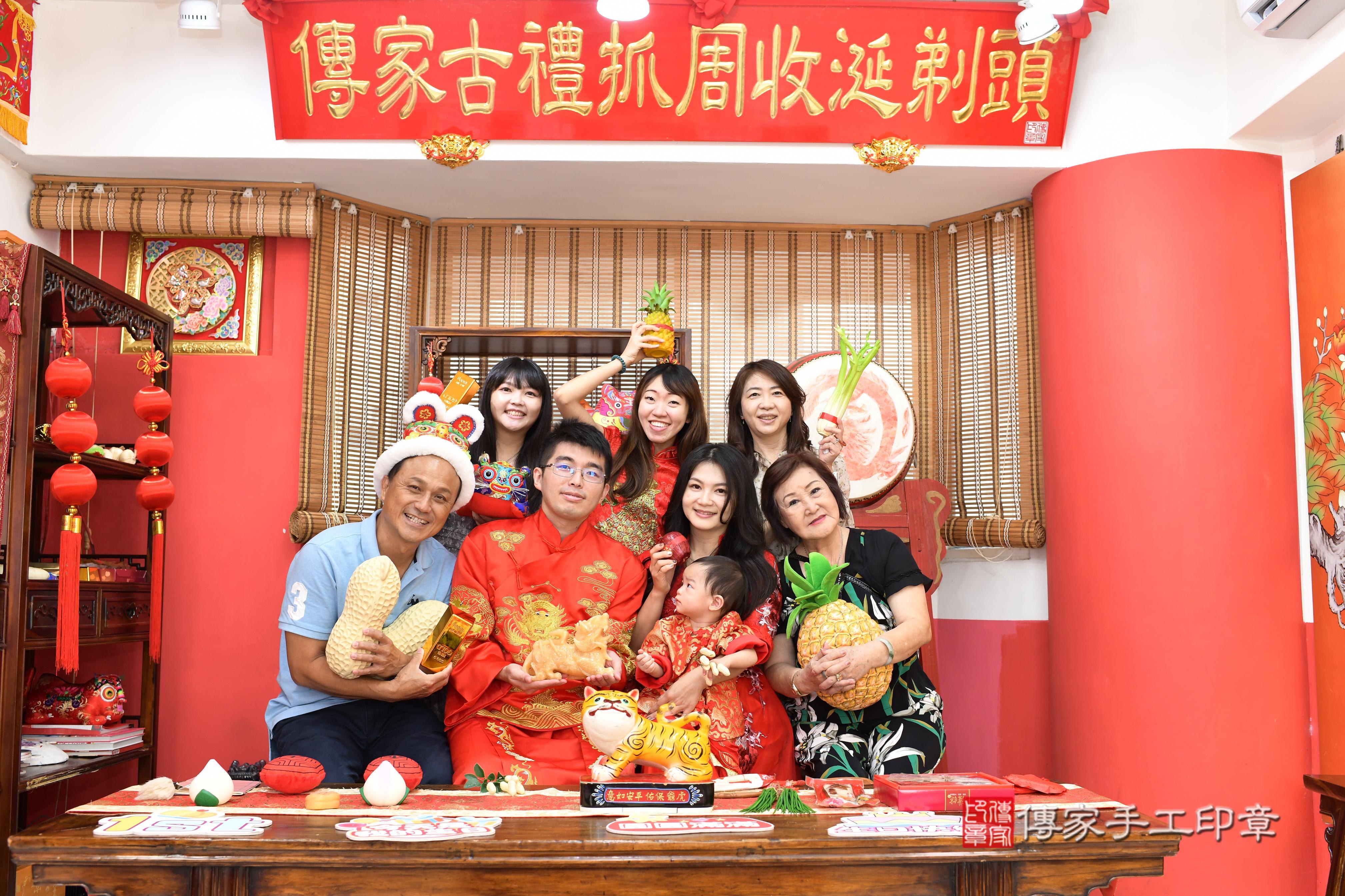 傳家手工印章高雄店、抓周、度脺、美式風會場、傳家嬰兒古禮、吉祥話、抓周道具物品24種、拍照。抓周證書。寶寶抓周、滿周歲、生日快樂、祝福 傳家手工印章高雄店、抓周、度脺、美式風會場、傳家嬰兒古禮、吉祥話、抓周道具物品24種、拍照。抓周證書。寶寶抓周、滿周歲、生日快樂、祝福