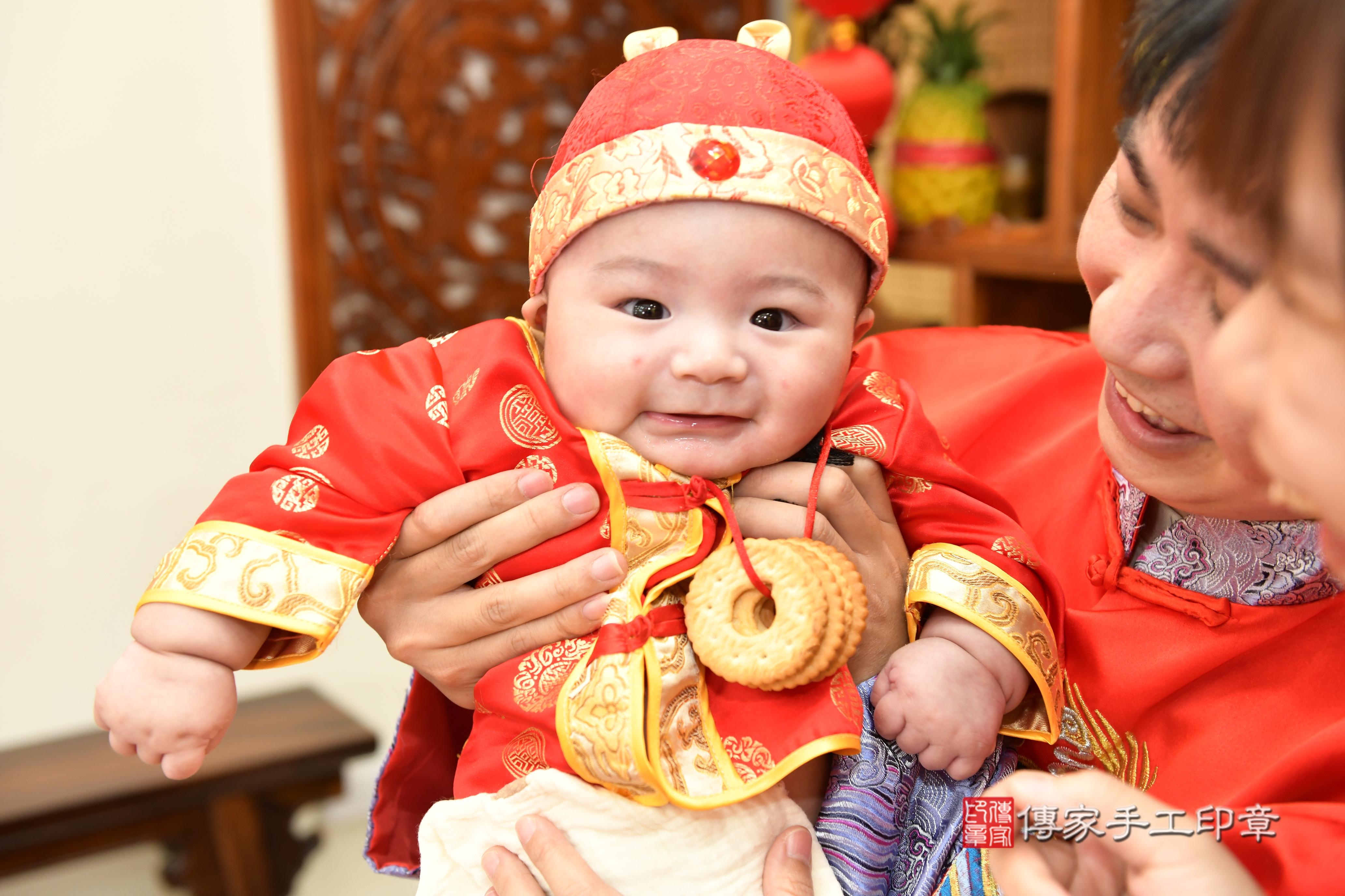 傳家手工印章台南店、抓周、度脺、中國風會場、傳家嬰兒古禮、吉祥話、抓周道具物品24種、拍照。抓周證書。寶寶抓周、滿周歲、生日快樂、祝福 傳家手工印章台南店、抓周、度脺、中國風會場、傳家嬰兒古禮、吉祥話、抓周道具物品24種、拍照。抓周證書。寶寶抓周、滿周歲、生日快樂、祝福