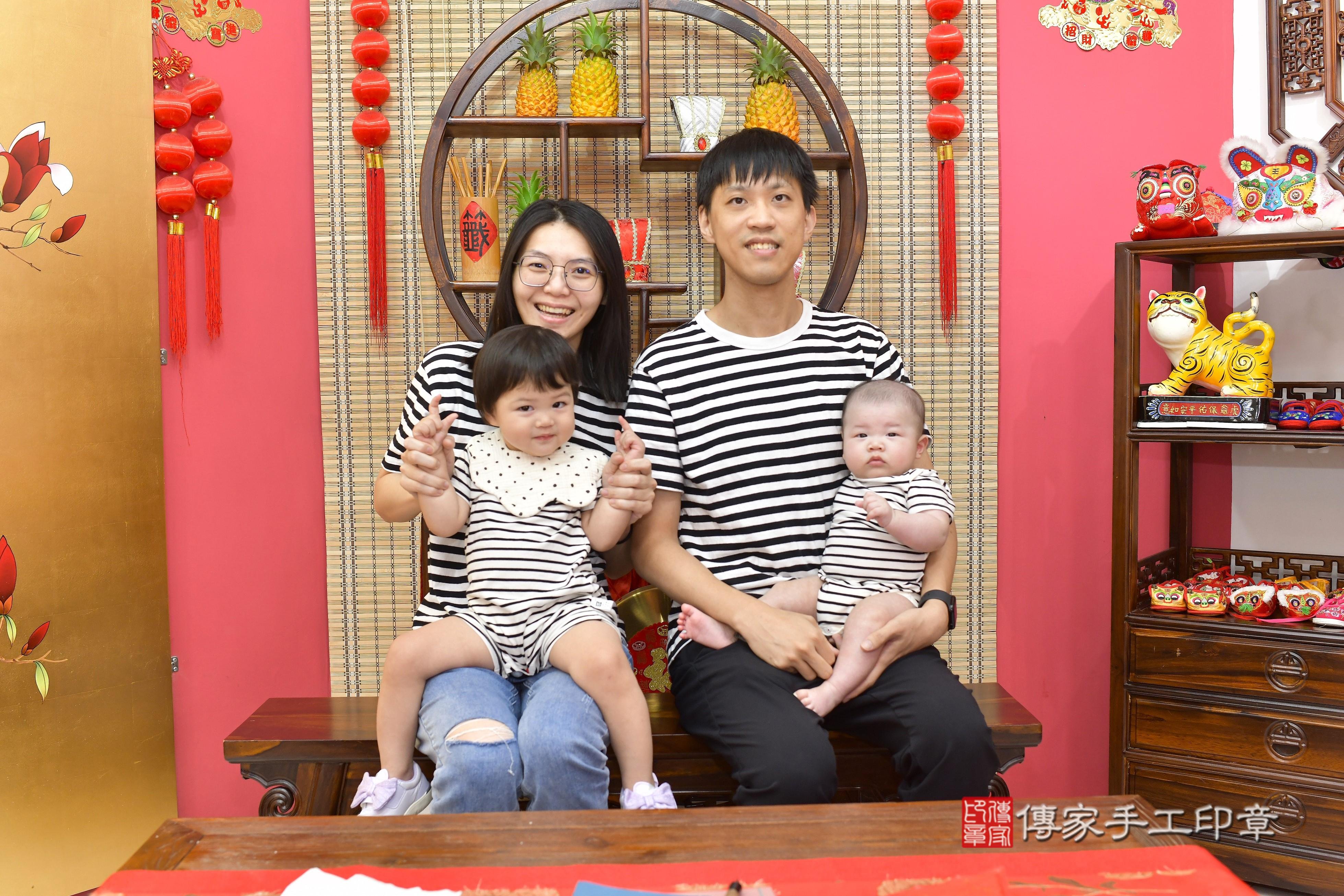 傳家手工印章新竹店、抓周、度脺、中國風會場、傳家嬰兒古禮、吉祥話、抓周道具物品24種、拍照。抓周證書。寶寶抓周、滿周歲、生日快樂、祝福 傳家手工印章新竹店、抓周、度脺、中國風會場、傳家嬰兒古禮、吉祥話、抓周道具物品24種、拍照。抓周證書。寶寶抓周、滿周歲、生日快樂、祝福