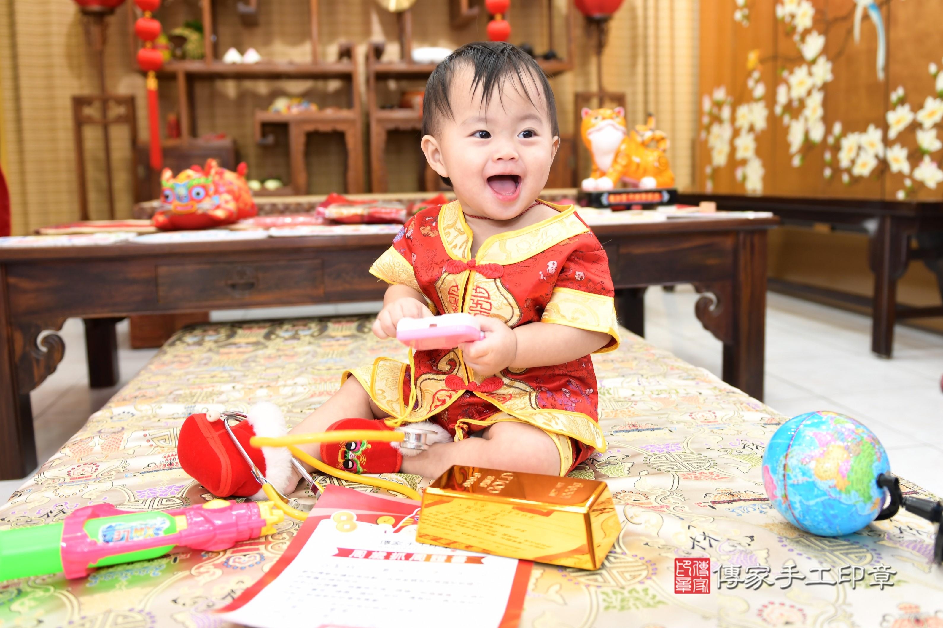 傳家手工印章台南店、抓周、度脺、美式風會場、傳家嬰兒古禮、吉祥話、抓周道具物品24種、拍照。抓周證書。寶寶抓周、滿周歲、生日快樂、祝福 傳家手工印章台南店、抓周、度脺、美式風會場、傳家嬰兒古禮、吉祥話、抓周道具物品24種、拍照。抓周證書。寶寶抓周、滿周歲、生日快樂、祝福