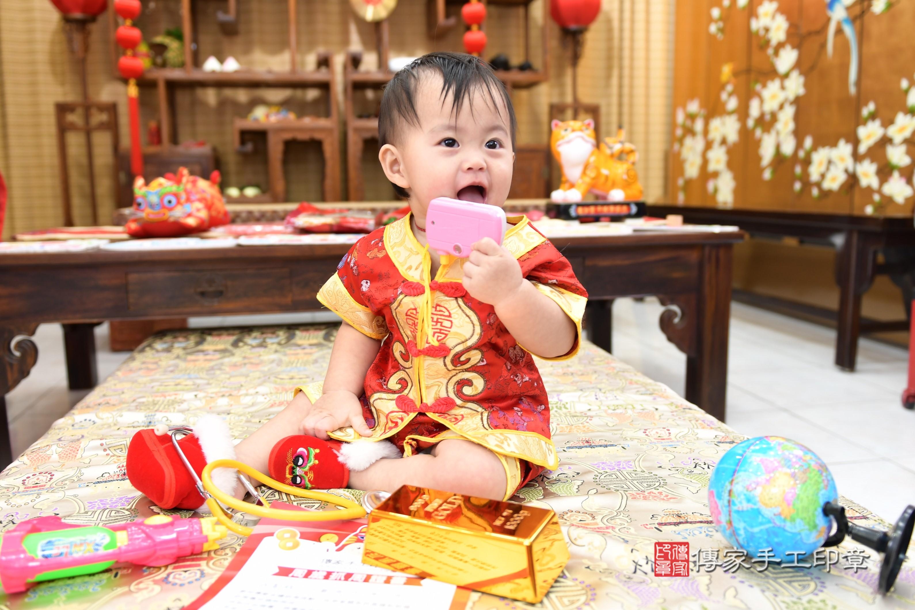 傳家手工印章台南店、抓周、度脺、美式風會場、傳家嬰兒古禮、吉祥話、抓周道具物品24種、拍照。抓周證書。寶寶抓周、滿周歲、生日快樂、祝福 傳家手工印章台南店、抓周、度脺、美式風會場、傳家嬰兒古禮、吉祥話、抓周道具物品24種、拍照。抓周證書。寶寶抓周、滿周歲、生日快樂、祝福