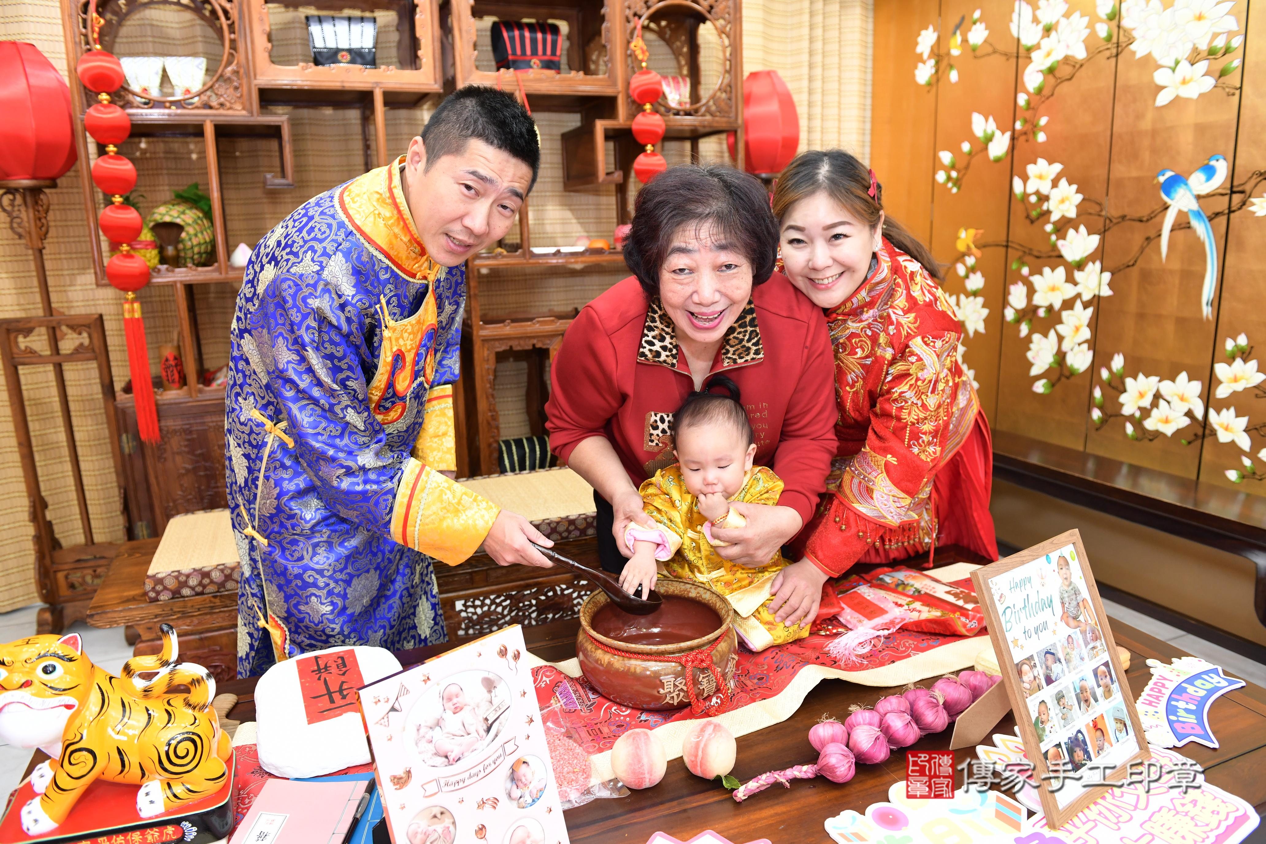 傳家手工印章台南店、抓周、度脺、美式風會場、傳家嬰兒古禮、吉祥話、抓周道具物品24種、拍照。抓周證書。寶寶抓周、滿周歲、生日快樂、祝福 傳家手工印章台南店、抓周、度脺、美式風會場、傳家嬰兒古禮、吉祥話、抓周道具物品24種、拍照。抓周證書。寶寶抓周、滿周歲、生日快樂、祝福