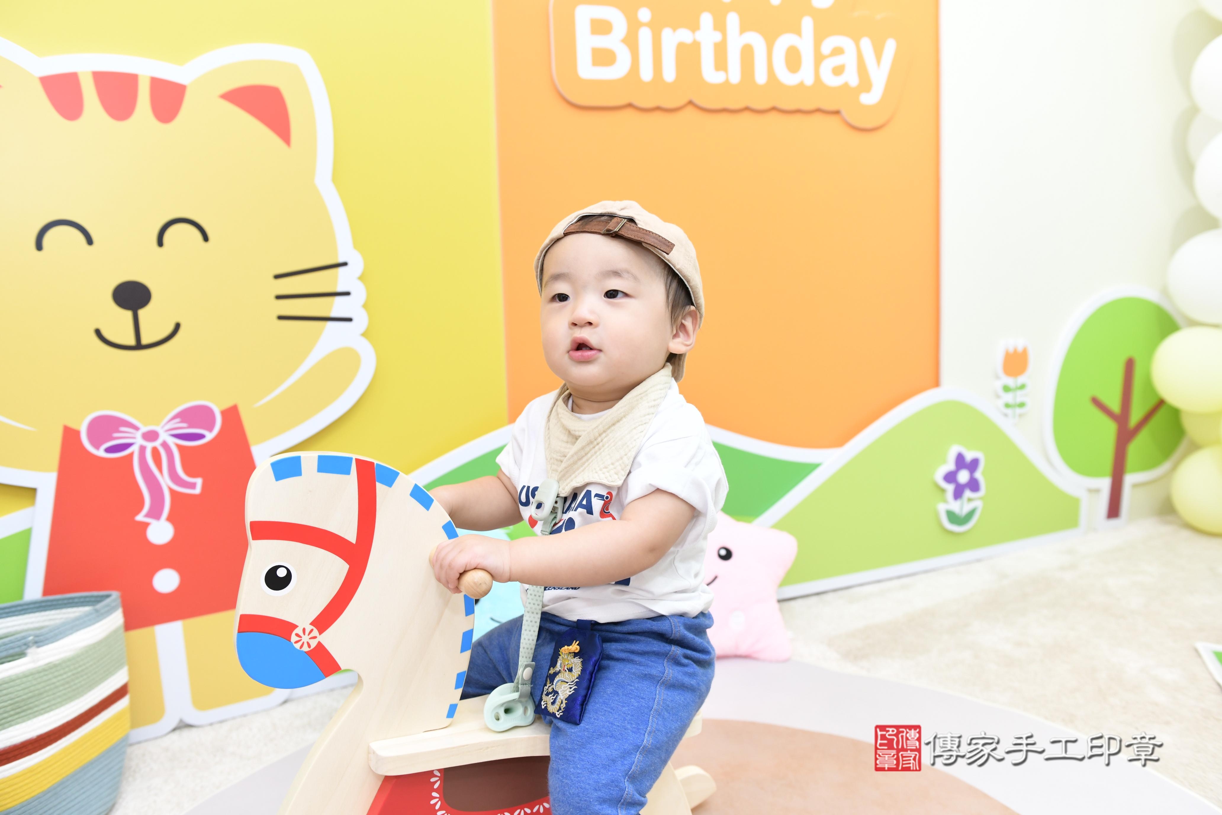 傳家手工印章台南店、抓周、度脺、美式風會場、傳家嬰兒古禮、吉祥話、抓周道具物品24種、拍照。抓周證書。寶寶抓周、滿周歲、生日快樂、祝福 傳家手工印章台南店、抓周、度脺、美式風會場、傳家嬰兒古禮、吉祥話、抓周道具物品24種、拍照。抓周證書。寶寶抓周、滿周歲、生日快樂、祝福