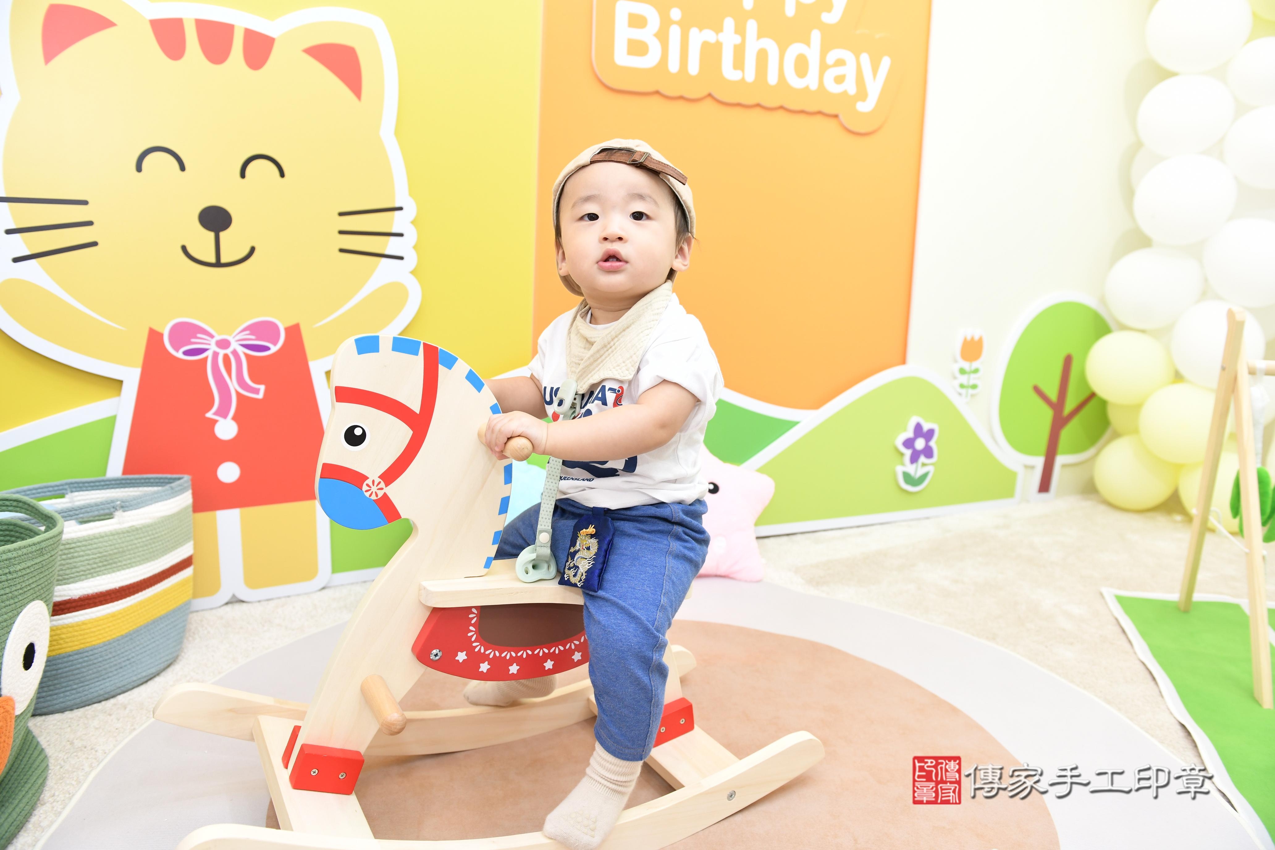 傳家手工印章台南店、抓周、度脺、美式風會場、傳家嬰兒古禮、吉祥話、抓周道具物品24種、拍照。抓周證書。寶寶抓周、滿周歲、生日快樂、祝福 傳家手工印章台南店、抓周、度脺、美式風會場、傳家嬰兒古禮、吉祥話、抓周道具物品24種、拍照。抓周證書。寶寶抓周、滿周歲、生日快樂、祝福