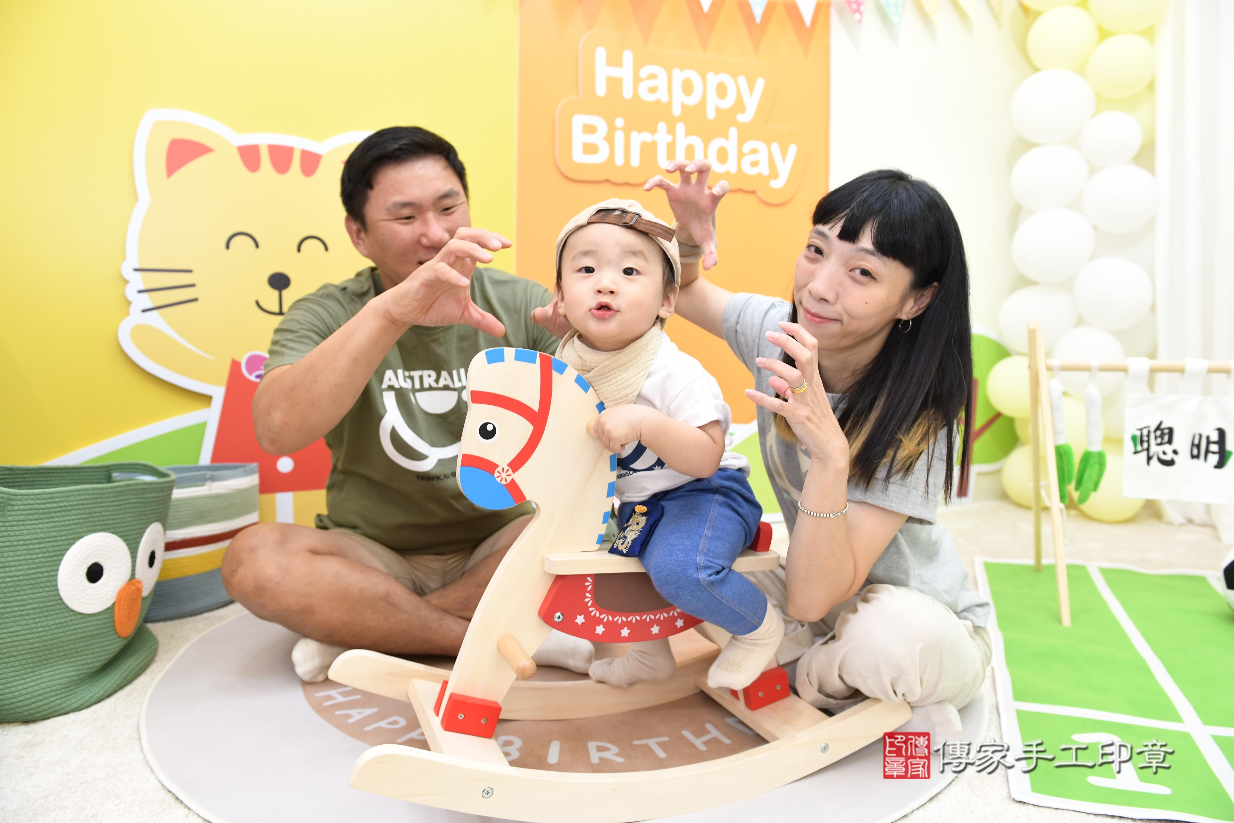 傳家手工印章台南店、抓周、度脺、美式風會場、傳家嬰兒古禮、吉祥話、抓周道具物品24種、拍照。抓周證書。寶寶抓周、滿周歲、生日快樂、祝福 傳家手工印章台南店、抓周、度脺、美式風會場、傳家嬰兒古禮、吉祥話、抓周道具物品24種、拍照。抓周證書。寶寶抓周、滿周歲、生日快樂、祝福