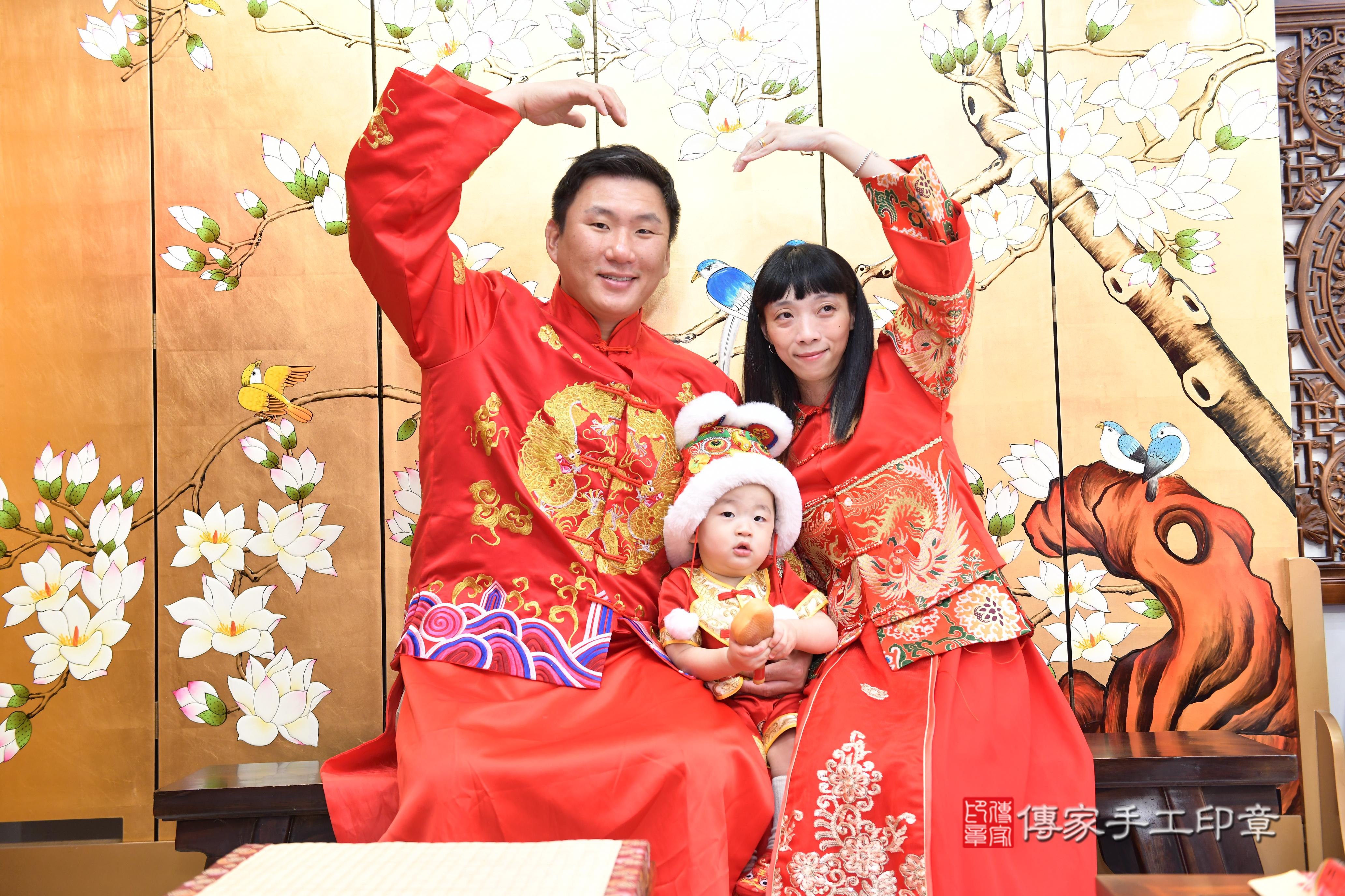 傳家手工印章台南店、抓周、度脺、美式風會場、傳家嬰兒古禮、吉祥話、抓周道具物品24種、拍照。抓周證書。寶寶抓周、滿周歲、生日快樂、祝福 傳家手工印章台南店、抓周、度脺、美式風會場、傳家嬰兒古禮、吉祥話、抓周道具物品24種、拍照。抓周證書。寶寶抓周、滿周歲、生日快樂、祝福