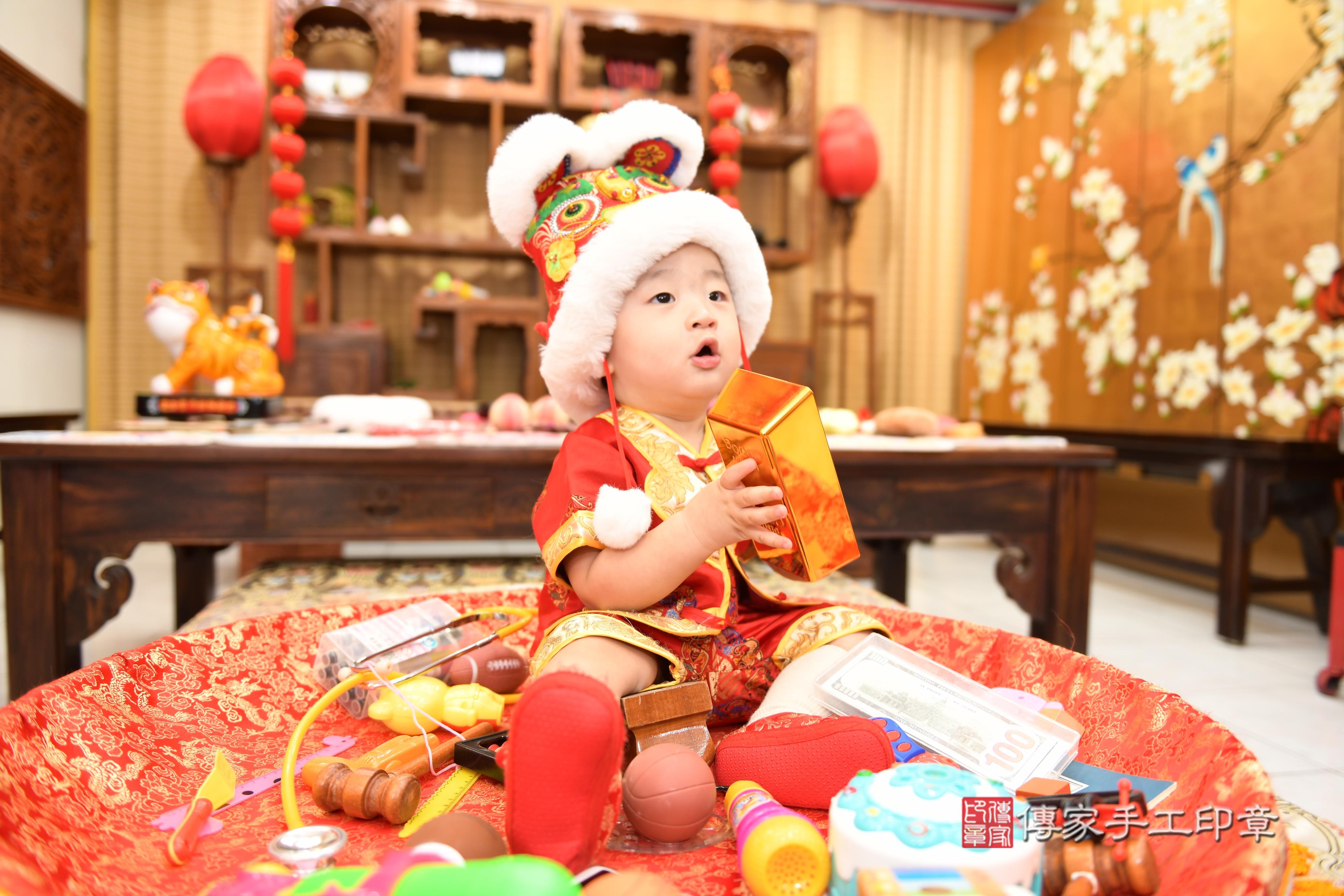 傳家手工印章台南店、抓周、度脺、美式風會場、傳家嬰兒古禮、吉祥話、抓周道具物品24種、拍照。抓周證書。寶寶抓周、滿周歲、生日快樂、祝福 傳家手工印章台南店、抓周、度脺、美式風會場、傳家嬰兒古禮、吉祥話、抓周道具物品24種、拍照。抓周證書。寶寶抓周、滿周歲、生日快樂、祝福