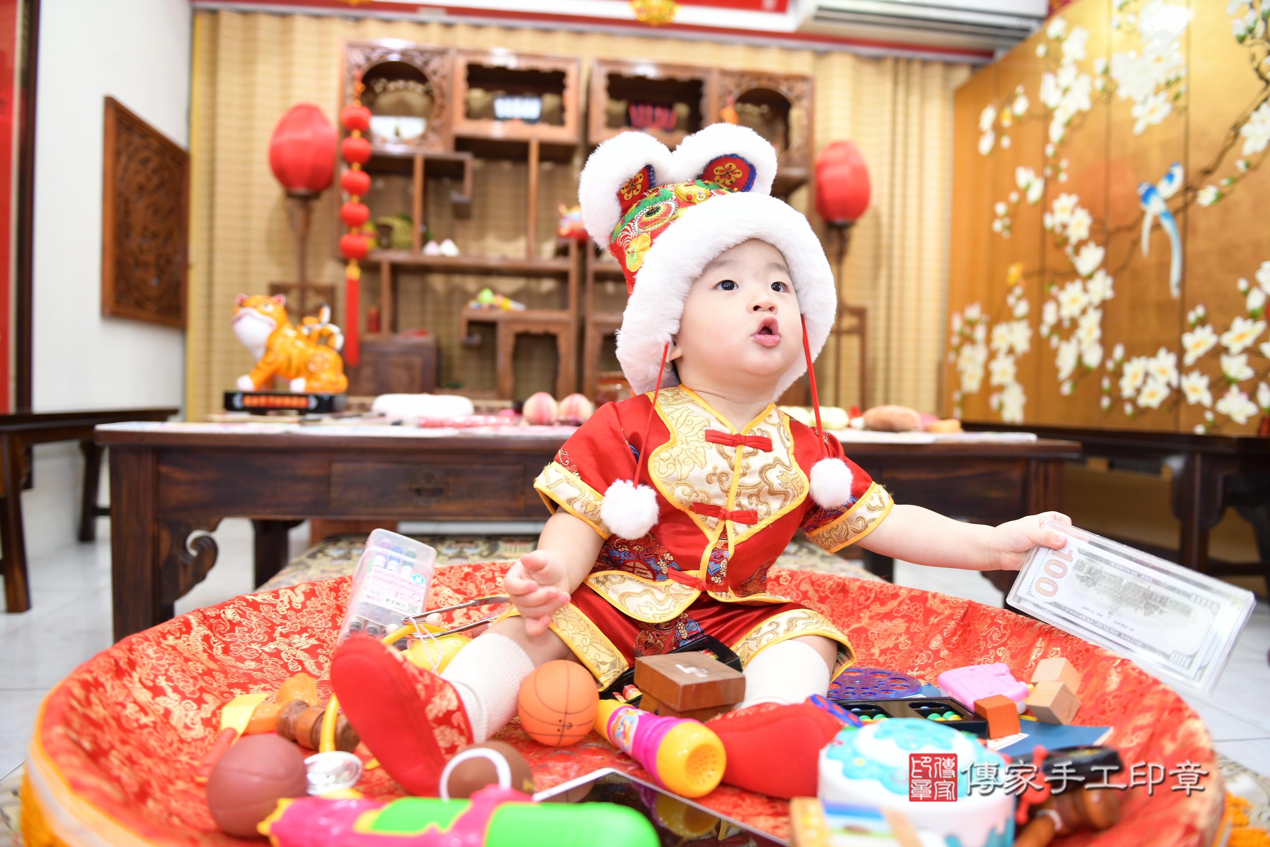 傳家手工印章台南店、抓周、度脺、美式風會場、傳家嬰兒古禮、吉祥話、抓周道具物品24種、拍照。抓周證書。寶寶抓周、滿周歲、生日快樂、祝福 傳家手工印章台南店、抓周、度脺、美式風會場、傳家嬰兒古禮、吉祥話、抓周道具物品24種、拍照。抓周證書。寶寶抓周、滿周歲、生日快樂、祝福