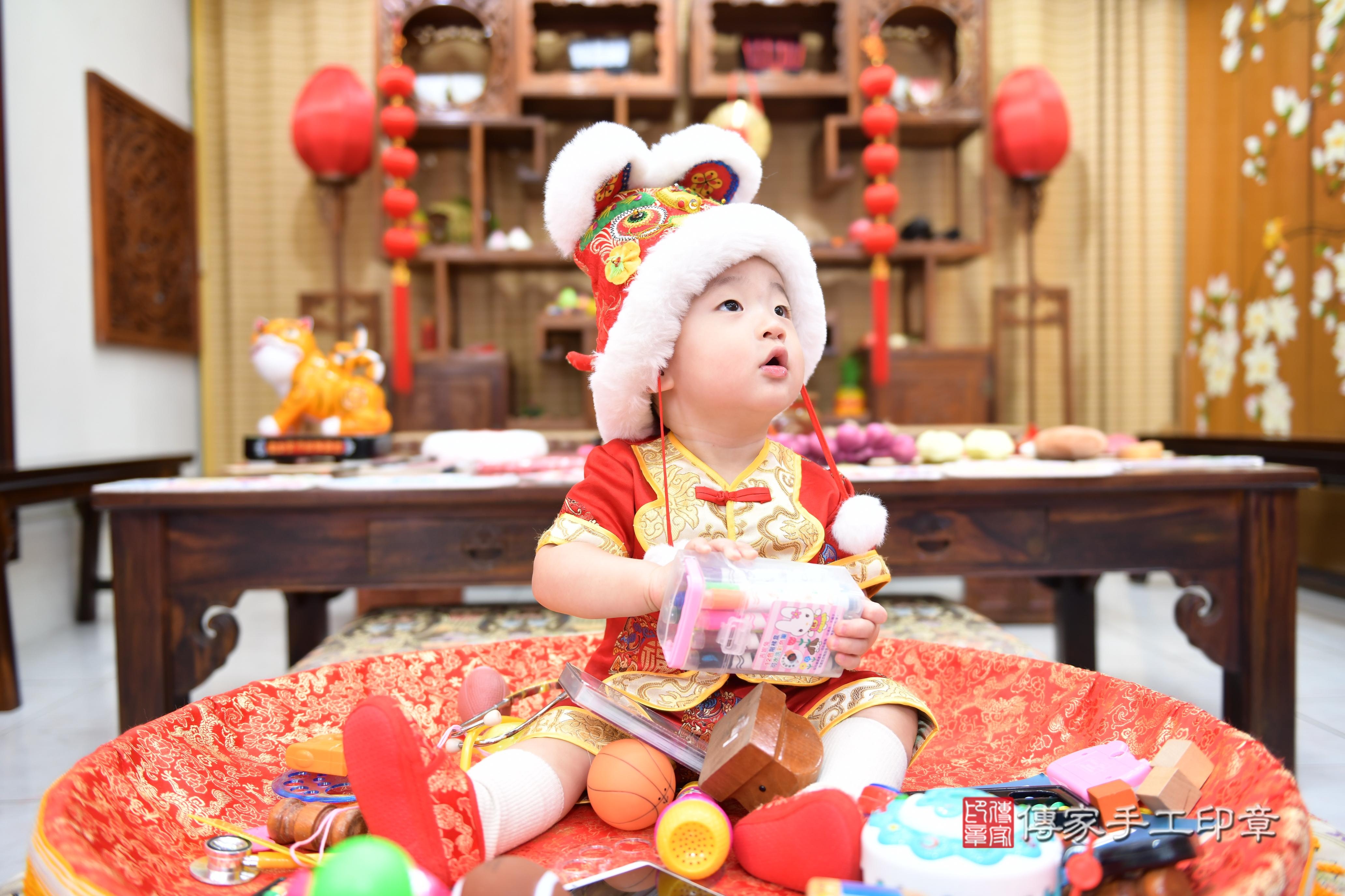 傳家手工印章台南店、抓周、度脺、美式風會場、傳家嬰兒古禮、吉祥話、抓周道具物品24種、拍照。抓周證書。寶寶抓周、滿周歲、生日快樂、祝福 傳家手工印章台南店、抓周、度脺、美式風會場、傳家嬰兒古禮、吉祥話、抓周道具物品24種、拍照。抓周證書。寶寶抓周、滿周歲、生日快樂、祝福