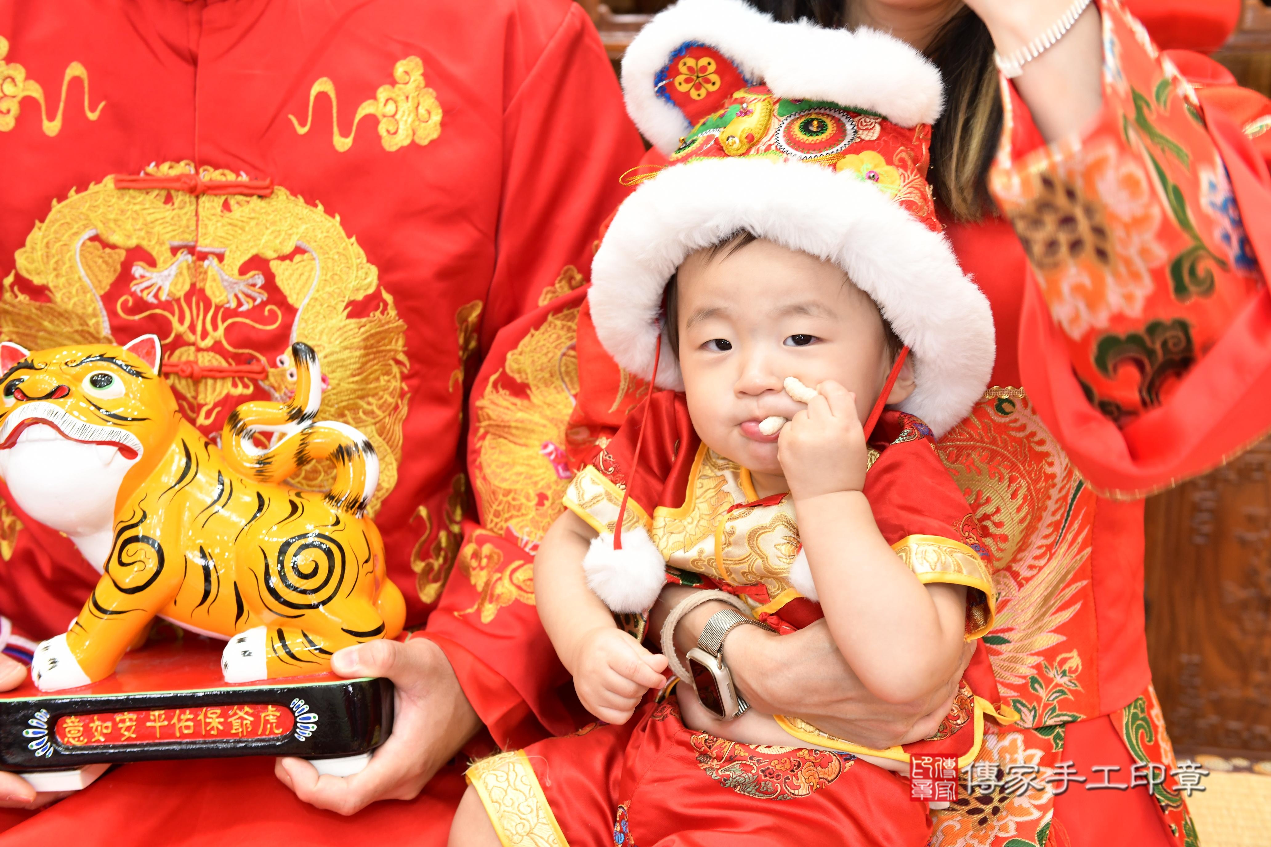 傳家手工印章台南店、抓周、度脺、美式風會場、傳家嬰兒古禮、吉祥話、抓周道具物品24種、拍照。抓周證書。寶寶抓周、滿周歲、生日快樂、祝福 傳家手工印章台南店、抓周、度脺、美式風會場、傳家嬰兒古禮、吉祥話、抓周道具物品24種、拍照。抓周證書。寶寶抓周、滿周歲、生日快樂、祝福