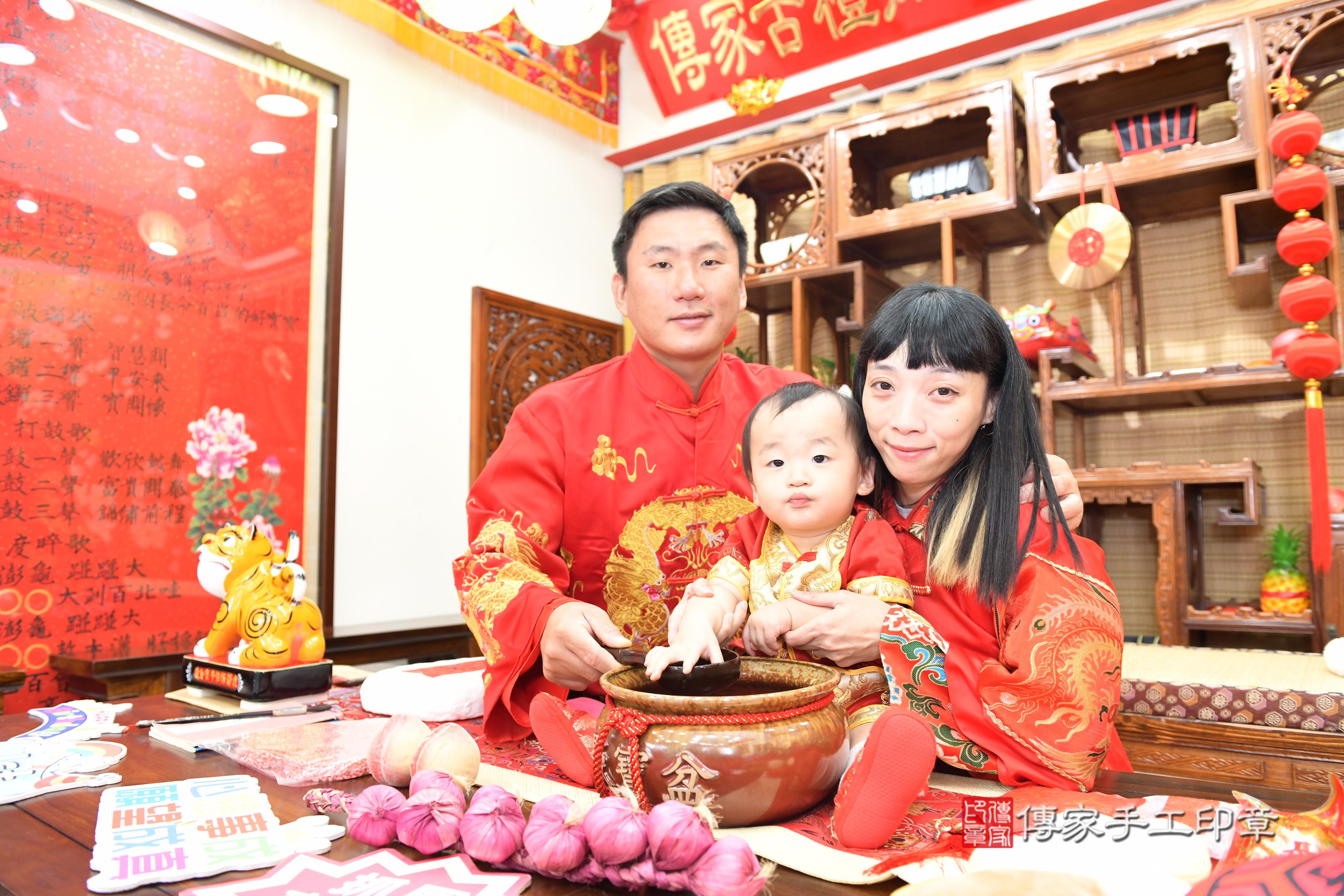 傳家手工印章台南店、抓周、度脺、美式風會場、傳家嬰兒古禮、吉祥話、抓周道具物品24種、拍照。抓周證書。寶寶抓周、滿周歲、生日快樂、祝福 傳家手工印章台南店、抓周、度脺、美式風會場、傳家嬰兒古禮、吉祥話、抓周道具物品24種、拍照。抓周證書。寶寶抓周、滿周歲、生日快樂、祝福