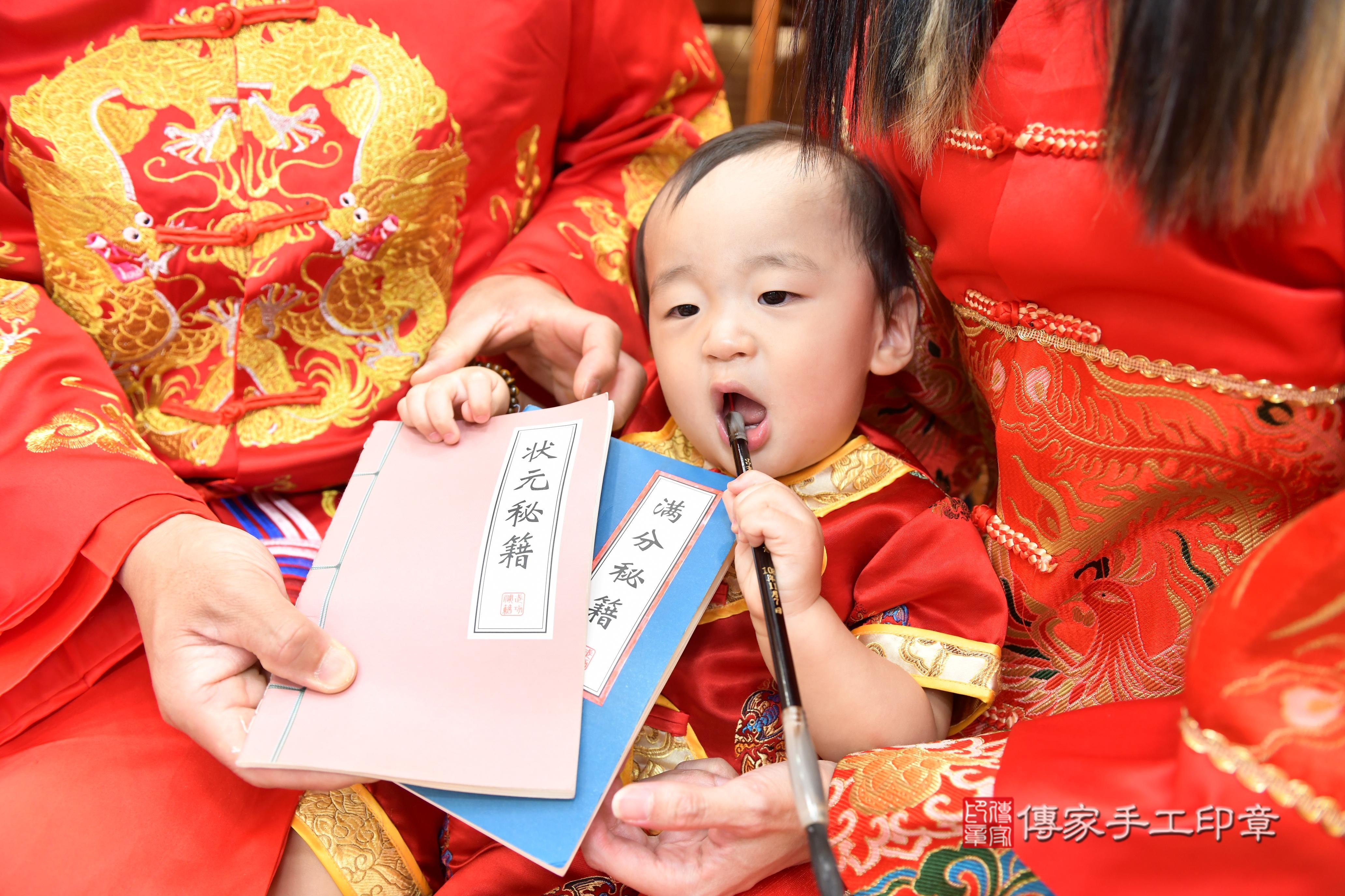 傳家手工印章台南店、抓周、度脺、美式風會場、傳家嬰兒古禮、吉祥話、抓周道具物品24種、拍照。抓周證書。寶寶抓周、滿周歲、生日快樂、祝福