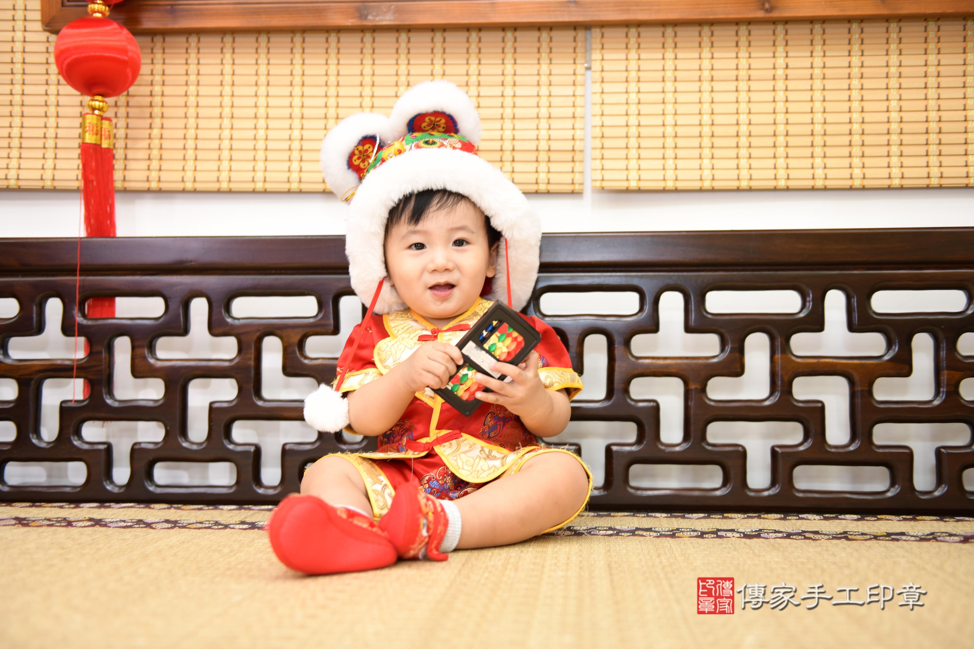 傳家手工印章台南店、抓周、度脺、美式風會場、傳家嬰兒古禮、吉祥話、抓周道具物品24種、拍照。抓周證書。寶寶抓周、滿周歲、生日快樂、祝福 傳家手工印章台南店、抓周、度脺、美式風會場、傳家嬰兒古禮、吉祥話、抓周道具物品24種、拍照。抓周證書。寶寶抓周、滿周歲、生日快樂、祝福