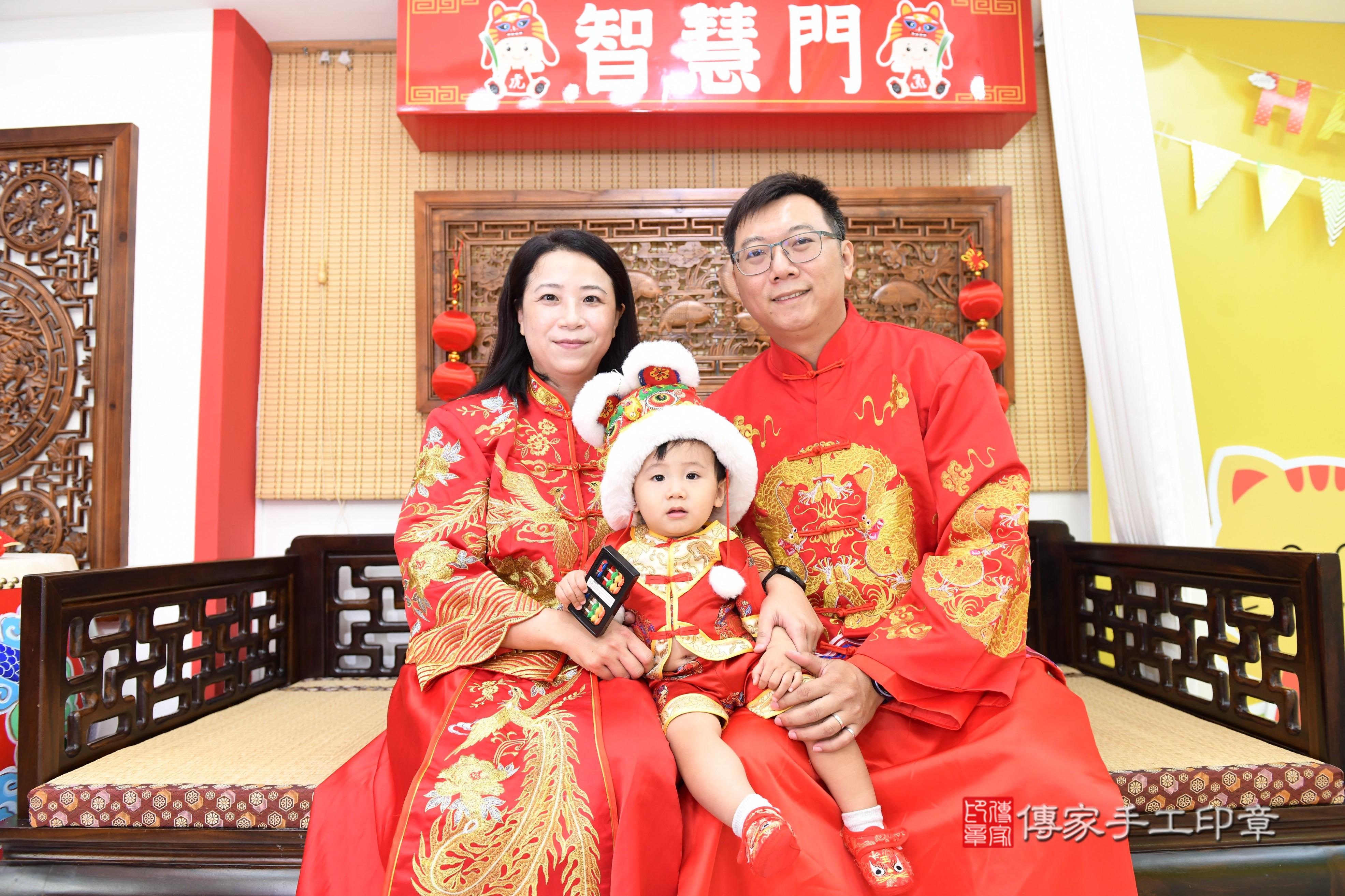 傳家手工印章台南店、抓周、度脺、美式風會場、傳家嬰兒古禮、吉祥話、抓周道具物品24種、拍照。抓周證書。寶寶抓周、滿周歲、生日快樂、祝福