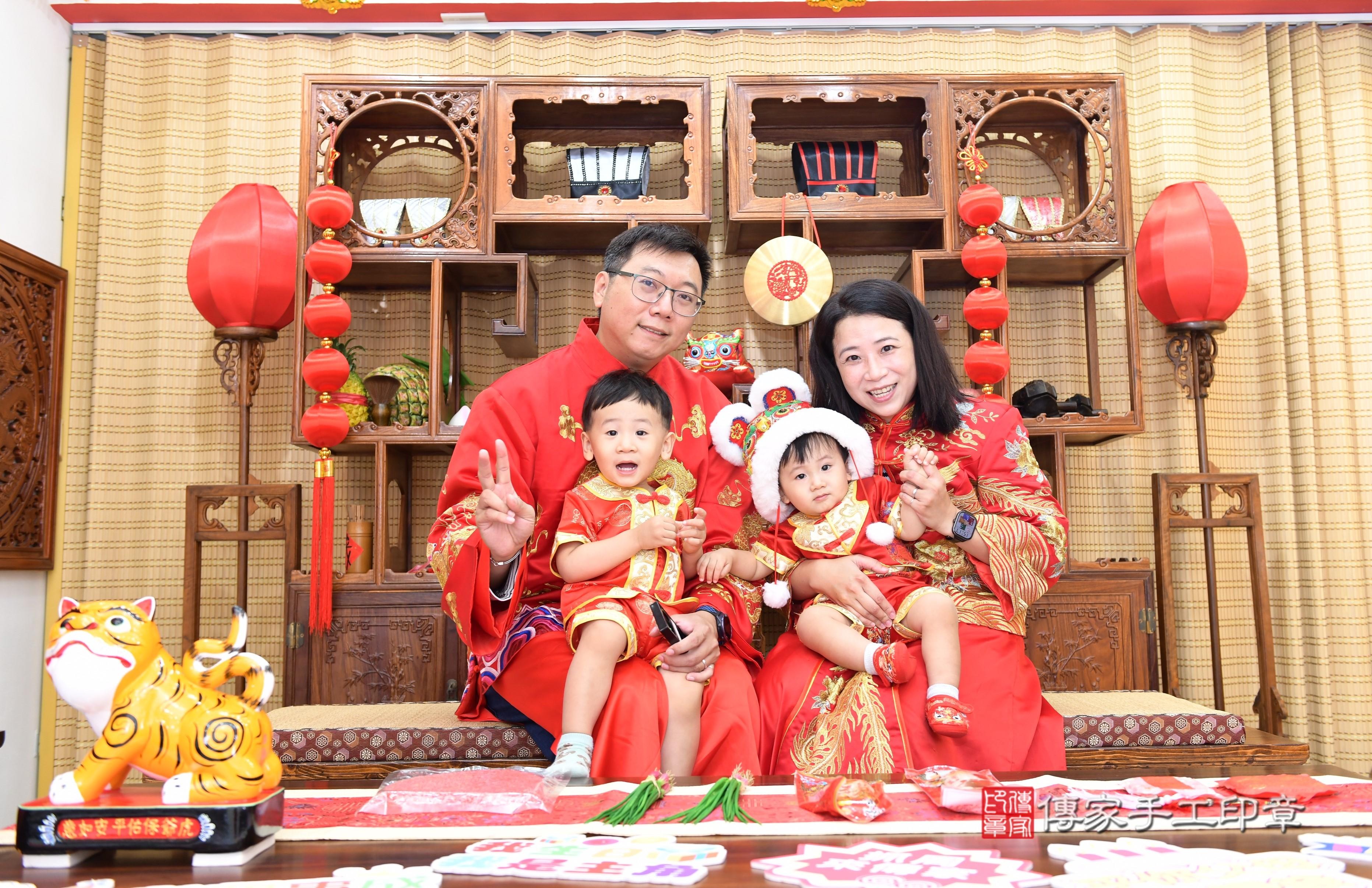 傳家手工印章台南店、抓周、度脺、美式風會場、傳家嬰兒古禮、吉祥話、抓周道具物品24種、拍照。抓周證書。寶寶抓周、滿周歲、生日快樂、祝福 傳家手工印章台南店、抓周、度脺、美式風會場、傳家嬰兒古禮、吉祥話、抓周道具物品24種、拍照。抓周證書。寶寶抓周、滿周歲、生日快樂、祝福