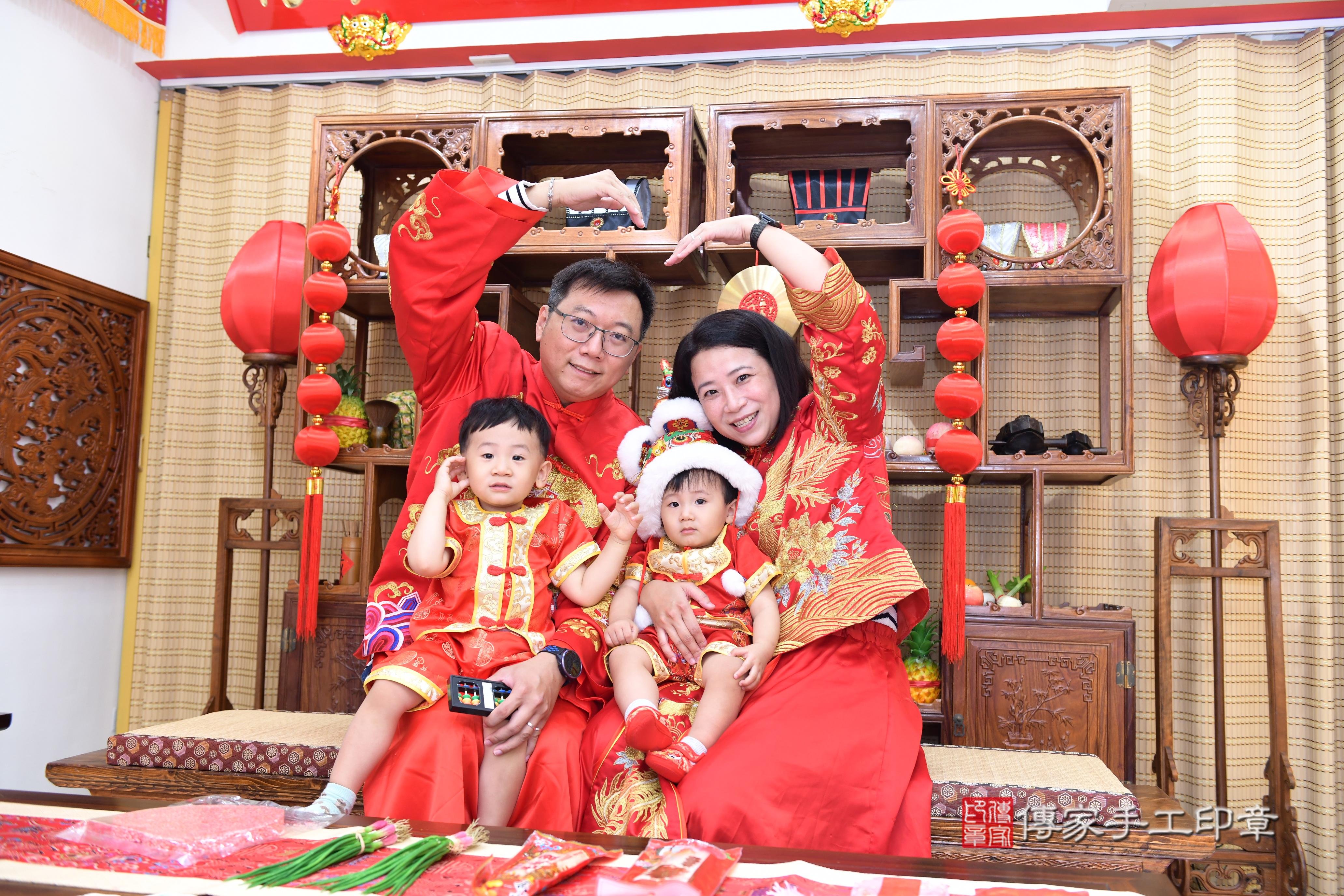 傳家手工印章台南店、抓周、度脺、美式風會場、傳家嬰兒古禮、吉祥話、抓周道具物品24種、拍照。抓周證書。寶寶抓周、滿周歲、生日快樂、祝福 傳家手工印章台南店、抓周、度脺、美式風會場、傳家嬰兒古禮、吉祥話、抓周道具物品24種、拍照。抓周證書。寶寶抓周、滿周歲、生日快樂、祝福