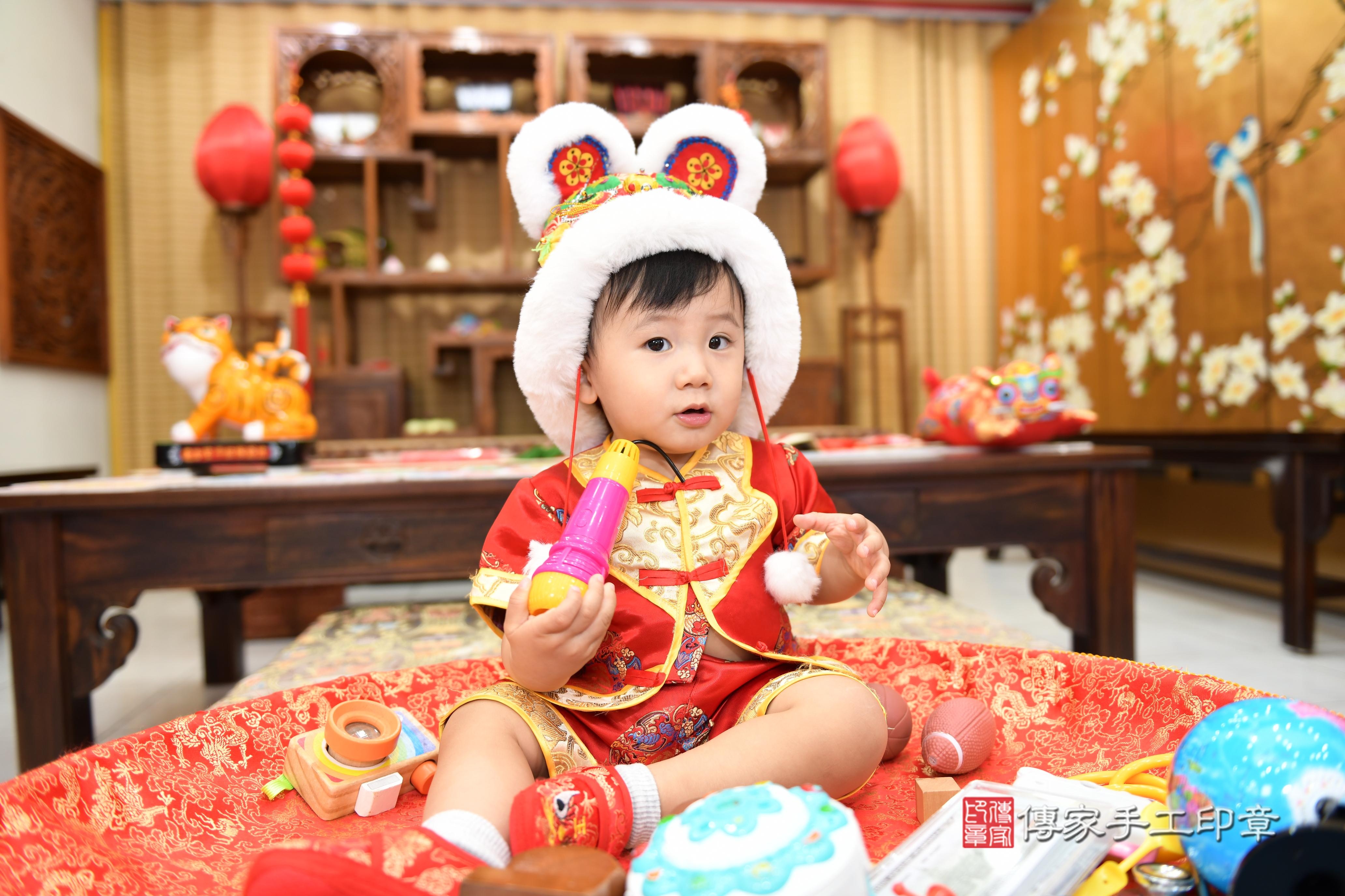 傳家手工印章台南店、抓周、度脺、美式風會場、傳家嬰兒古禮、吉祥話、抓周道具物品24種、拍照。抓周證書。寶寶抓周、滿周歲、生日快樂、祝福 傳家手工印章台南店、抓周、度脺、美式風會場、傳家嬰兒古禮、吉祥話、抓周道具物品24種、拍照。抓周證書。寶寶抓周、滿周歲、生日快樂、祝福