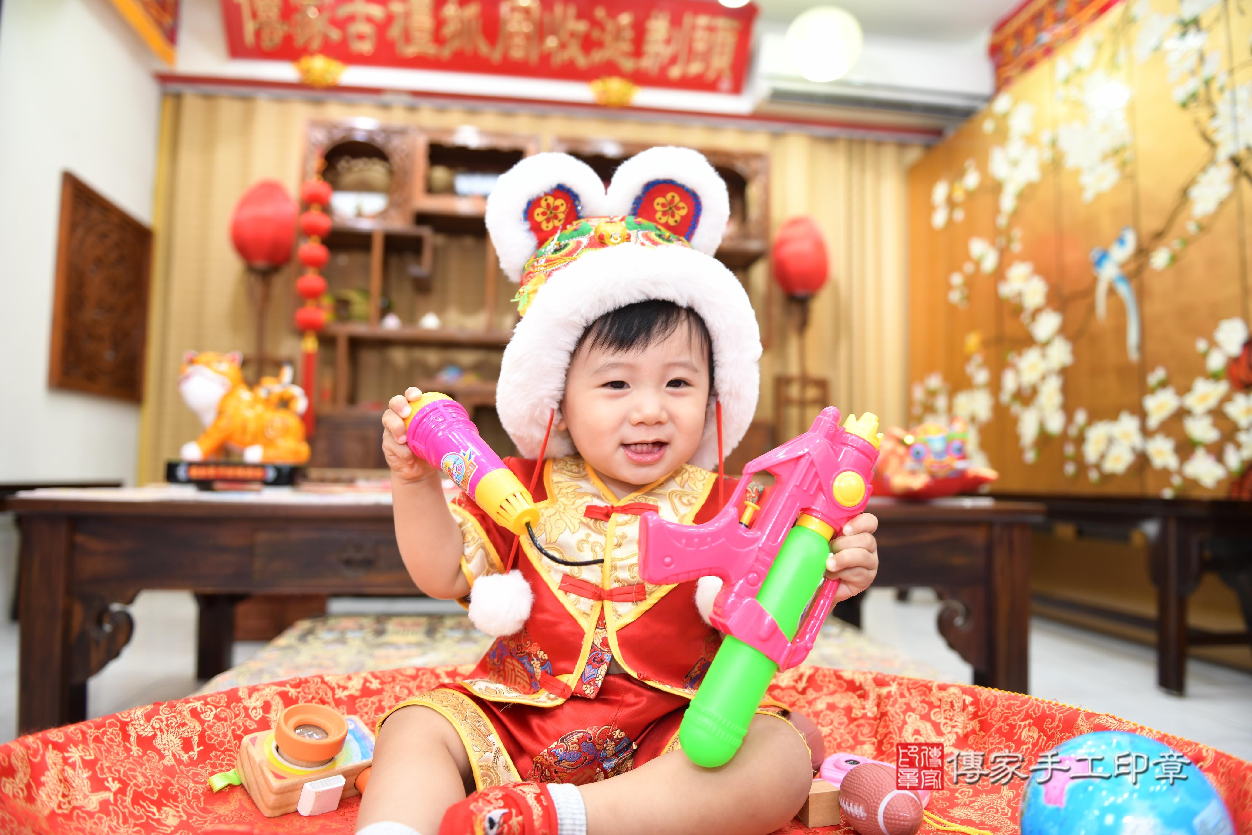 傳家手工印章台南店、抓周、度脺、美式風會場、傳家嬰兒古禮、吉祥話、抓周道具物品24種、拍照。抓周證書。寶寶抓周、滿周歲、生日快樂、祝福 傳家手工印章台南店、抓周、度脺、美式風會場、傳家嬰兒古禮、吉祥話、抓周道具物品24種、拍照。抓周證書。寶寶抓周、滿周歲、生日快樂、祝福