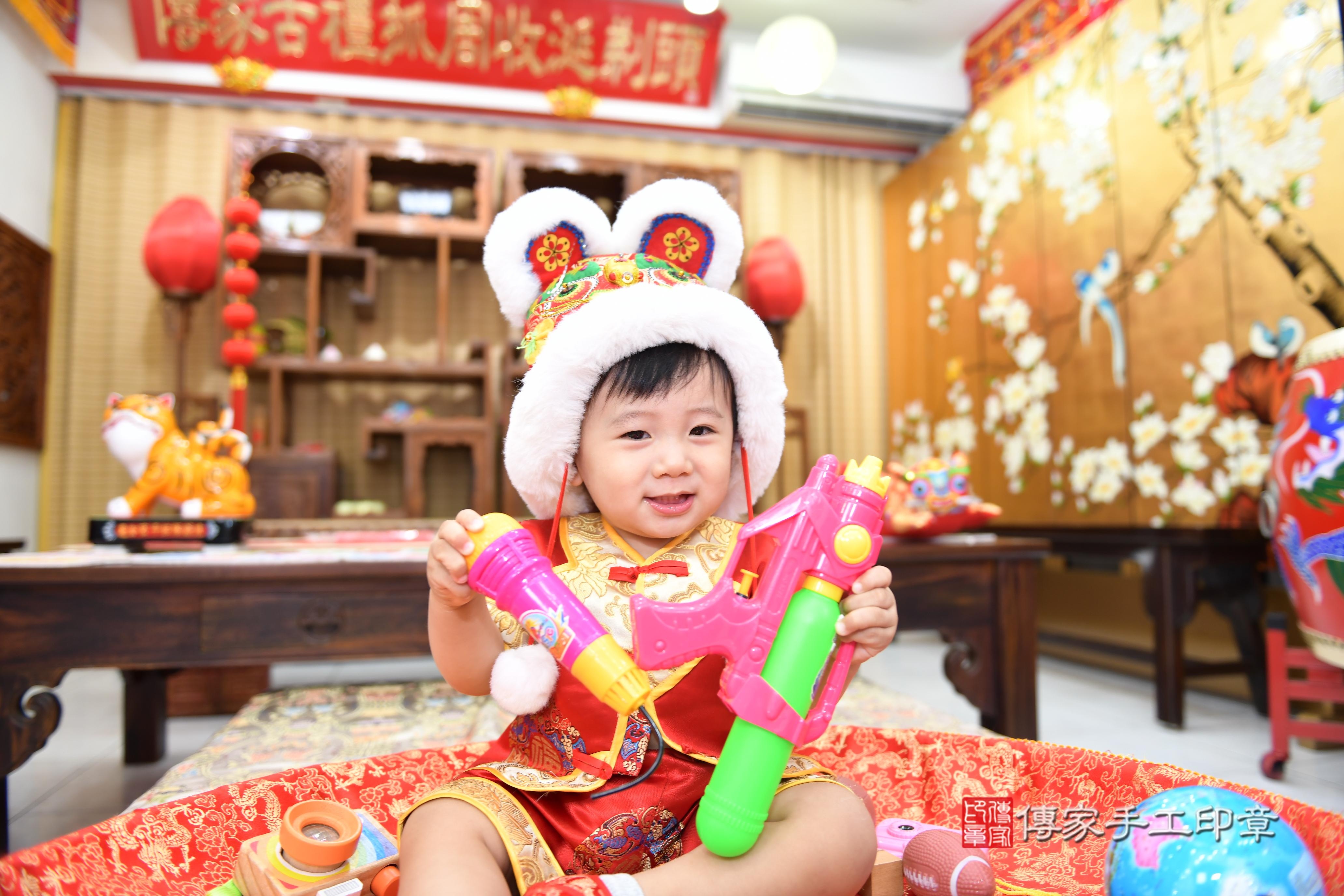 傳家手工印章台南店、抓周、度脺、美式風會場、傳家嬰兒古禮、吉祥話、抓周道具物品24種、拍照。抓周證書。寶寶抓周、滿周歲、生日快樂、祝福 傳家手工印章台南店、抓周、度脺、美式風會場、傳家嬰兒古禮、吉祥話、抓周道具物品24種、拍照。抓周證書。寶寶抓周、滿周歲、生日快樂、祝福