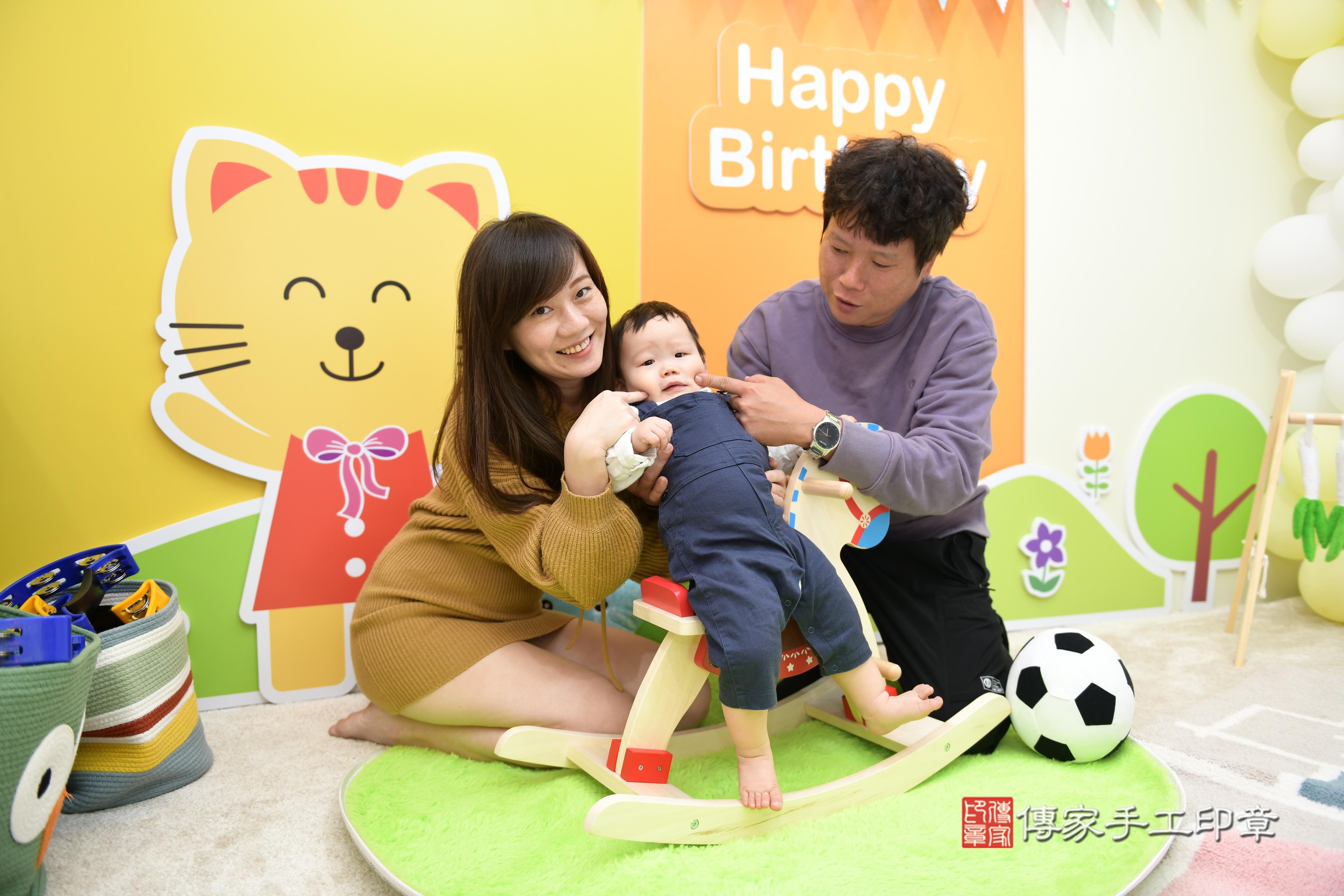 傳家手工印章台南店、抓周、度脺、美式風會場、傳家嬰兒古禮、吉祥話、抓周道具物品24種、拍照。抓周證書。寶寶抓周、滿周歲、生日快樂、祝福 傳家手工印章台南店、抓周、度脺、美式風會場、傳家嬰兒古禮、吉祥話、抓周道具物品24種、拍照。抓周證書。寶寶抓周、滿周歲、生日快樂、祝福