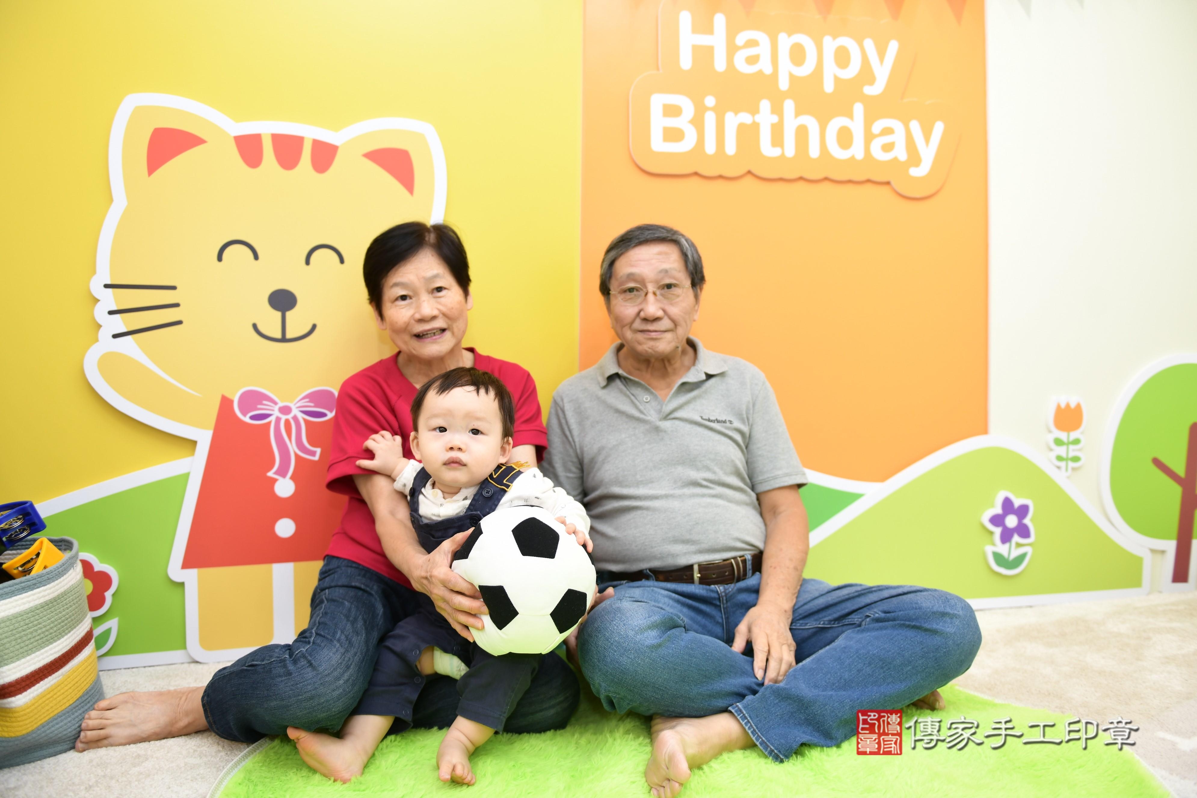 傳家手工印章台南店、抓周、度脺、美式風會場、傳家嬰兒古禮、吉祥話、抓周道具物品24種、拍照。抓周證書。寶寶抓周、滿周歲、生日快樂、祝福 傳家手工印章台南店、抓周、度脺、美式風會場、傳家嬰兒古禮、吉祥話、抓周道具物品24種、拍照。抓周證書。寶寶抓周、滿周歲、生日快樂、祝福