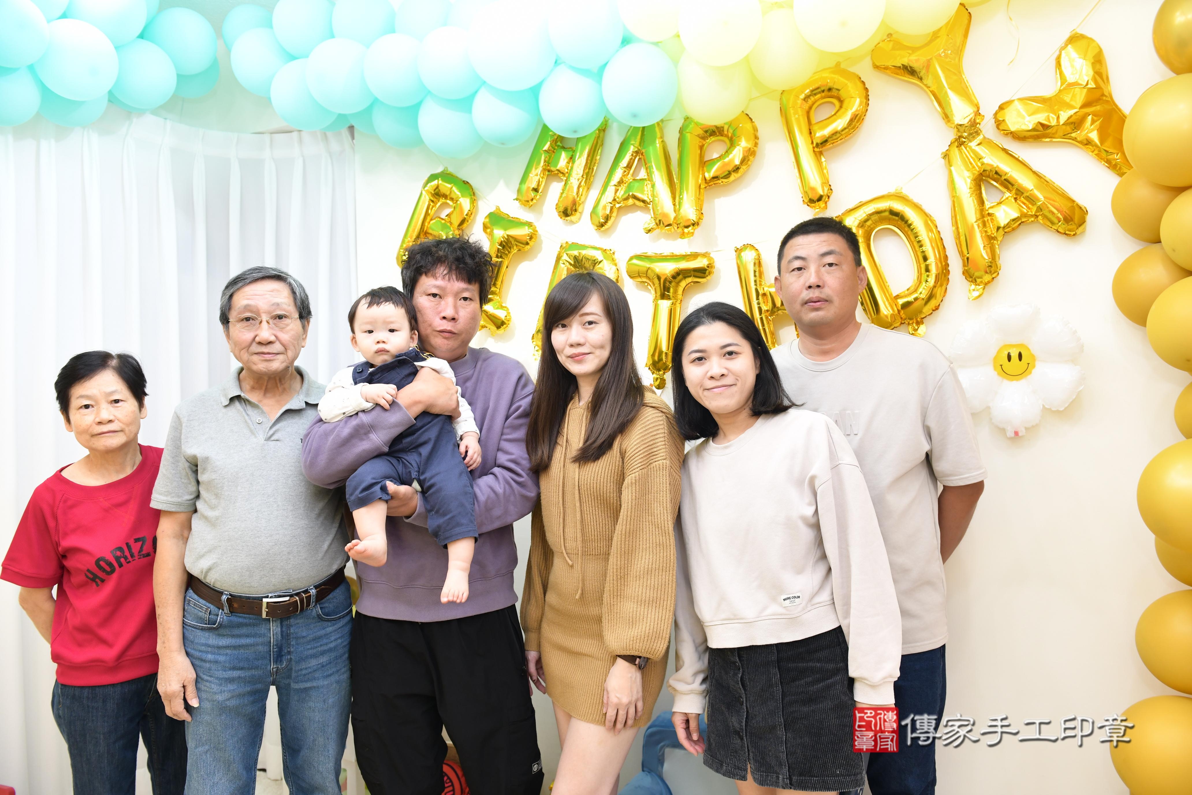 傳家手工印章台南店、抓周、度脺、美式風會場、傳家嬰兒古禮、吉祥話、抓周道具物品24種、拍照。抓周證書。寶寶抓周、滿周歲、生日快樂、祝福 傳家手工印章台南店、抓周、度脺、美式風會場、傳家嬰兒古禮、吉祥話、抓周道具物品24種、拍照。抓周證書。寶寶抓周、滿周歲、生日快樂、祝福