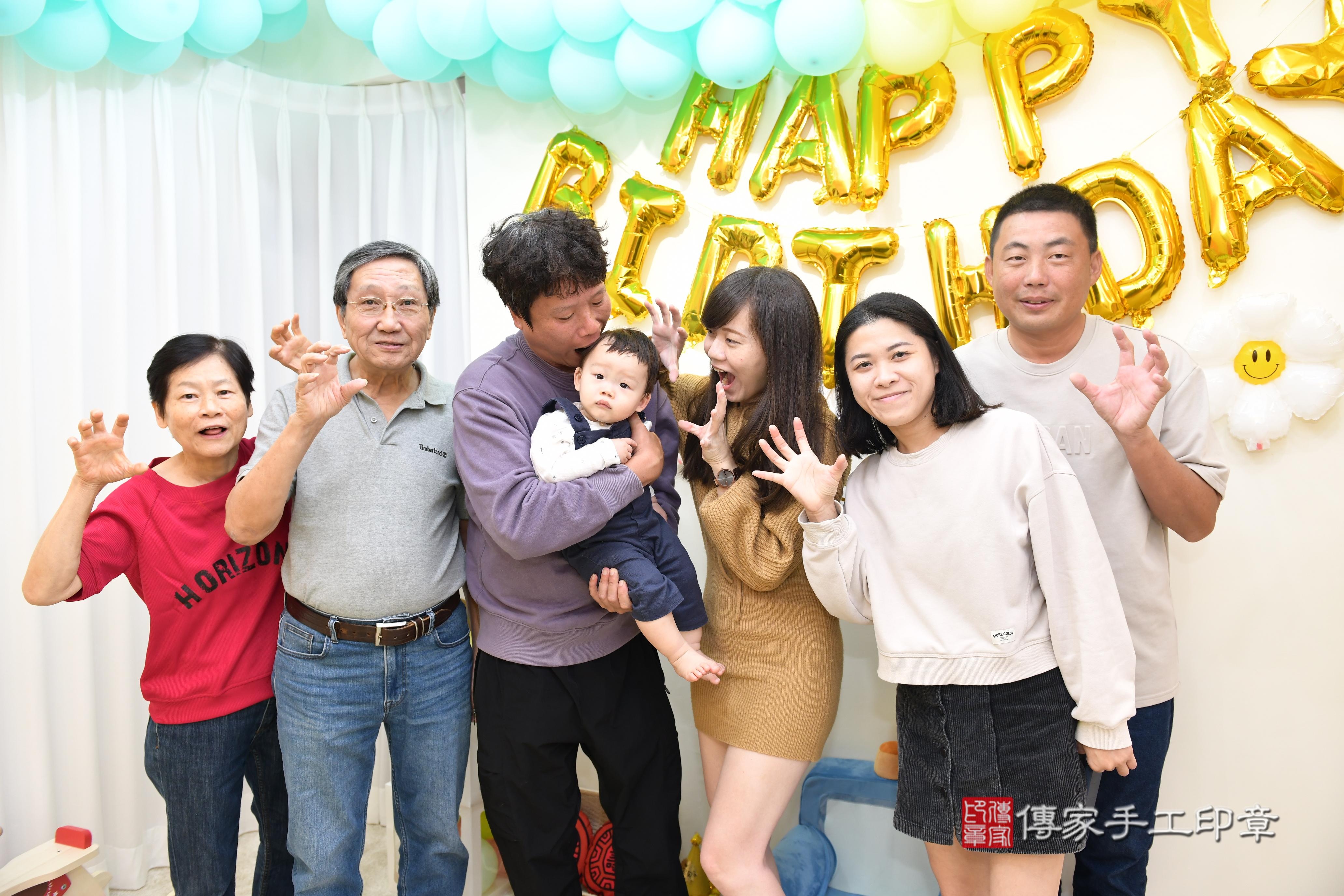 傳家手工印章台南店、抓周、度脺、美式風會場、傳家嬰兒古禮、吉祥話、抓周道具物品24種、拍照。抓周證書。寶寶抓周、滿周歲、生日快樂、祝福 傳家手工印章台南店、抓周、度脺、美式風會場、傳家嬰兒古禮、吉祥話、抓周道具物品24種、拍照。抓周證書。寶寶抓周、滿周歲、生日快樂、祝福