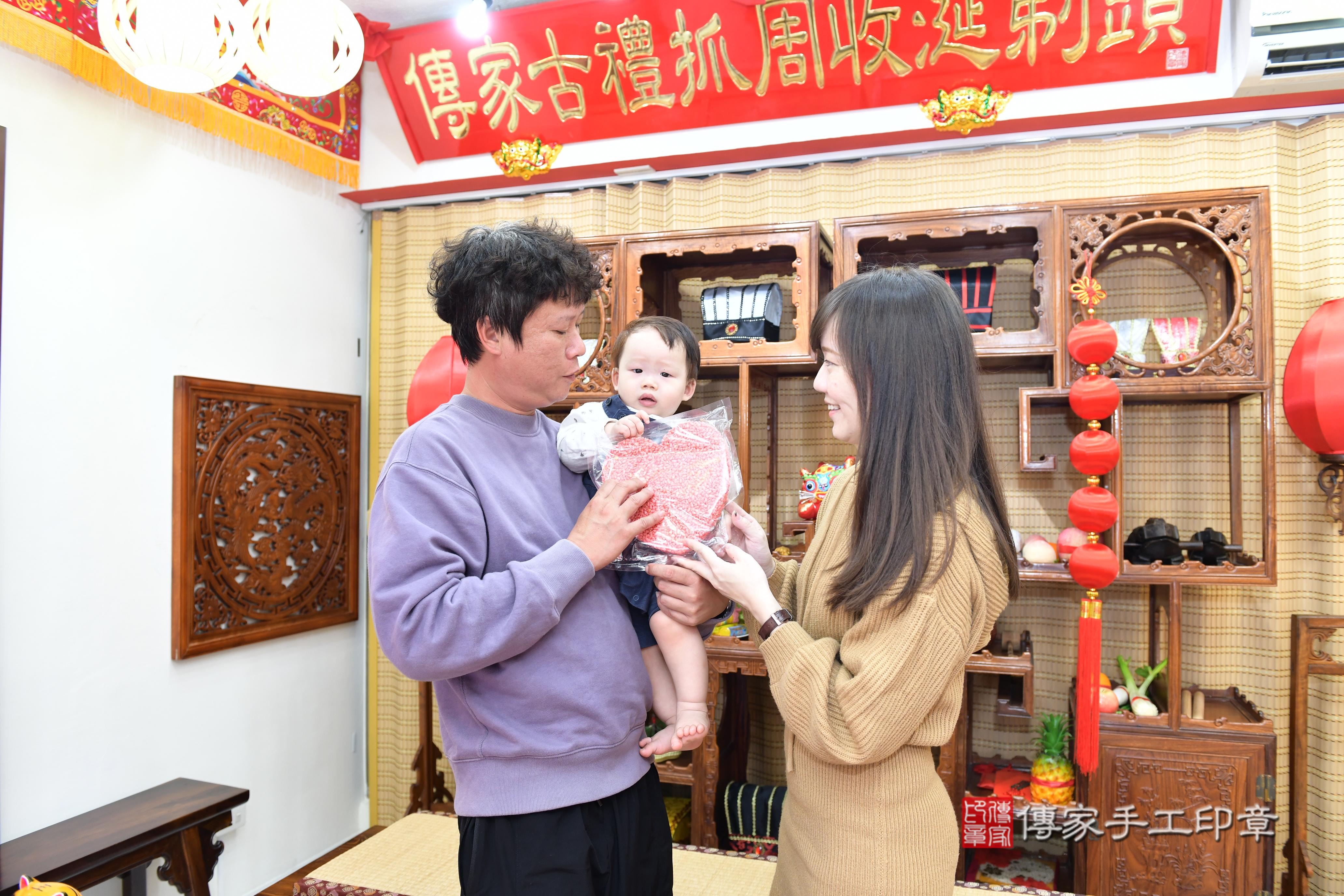 傳家手工印章台南店、抓周、度脺、美式風會場、傳家嬰兒古禮、吉祥話、抓周道具物品24種、拍照。抓周證書。寶寶抓周、滿周歲、生日快樂、祝福 傳家手工印章台南店、抓周、度脺、美式風會場、傳家嬰兒古禮、吉祥話、抓周道具物品24種、拍照。抓周證書。寶寶抓周、滿周歲、生日快樂、祝福