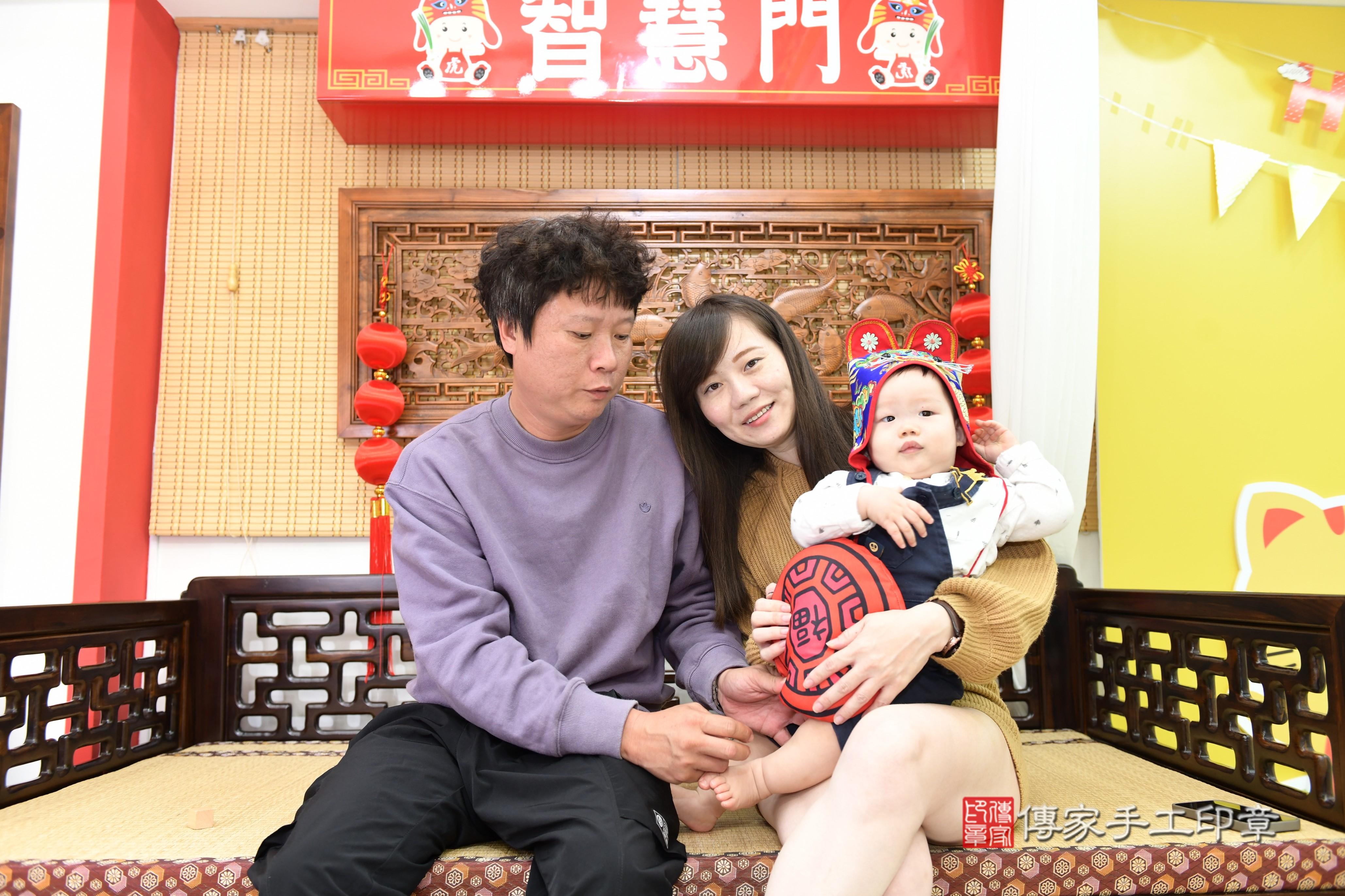 傳家手工印章台南店、抓周、度脺、美式風會場、傳家嬰兒古禮、吉祥話、抓周道具物品24種、拍照。抓周證書。寶寶抓周、滿周歲、生日快樂、祝福 傳家手工印章台南店、抓周、度脺、美式風會場、傳家嬰兒古禮、吉祥話、抓周道具物品24種、拍照。抓周證書。寶寶抓周、滿周歲、生日快樂、祝福