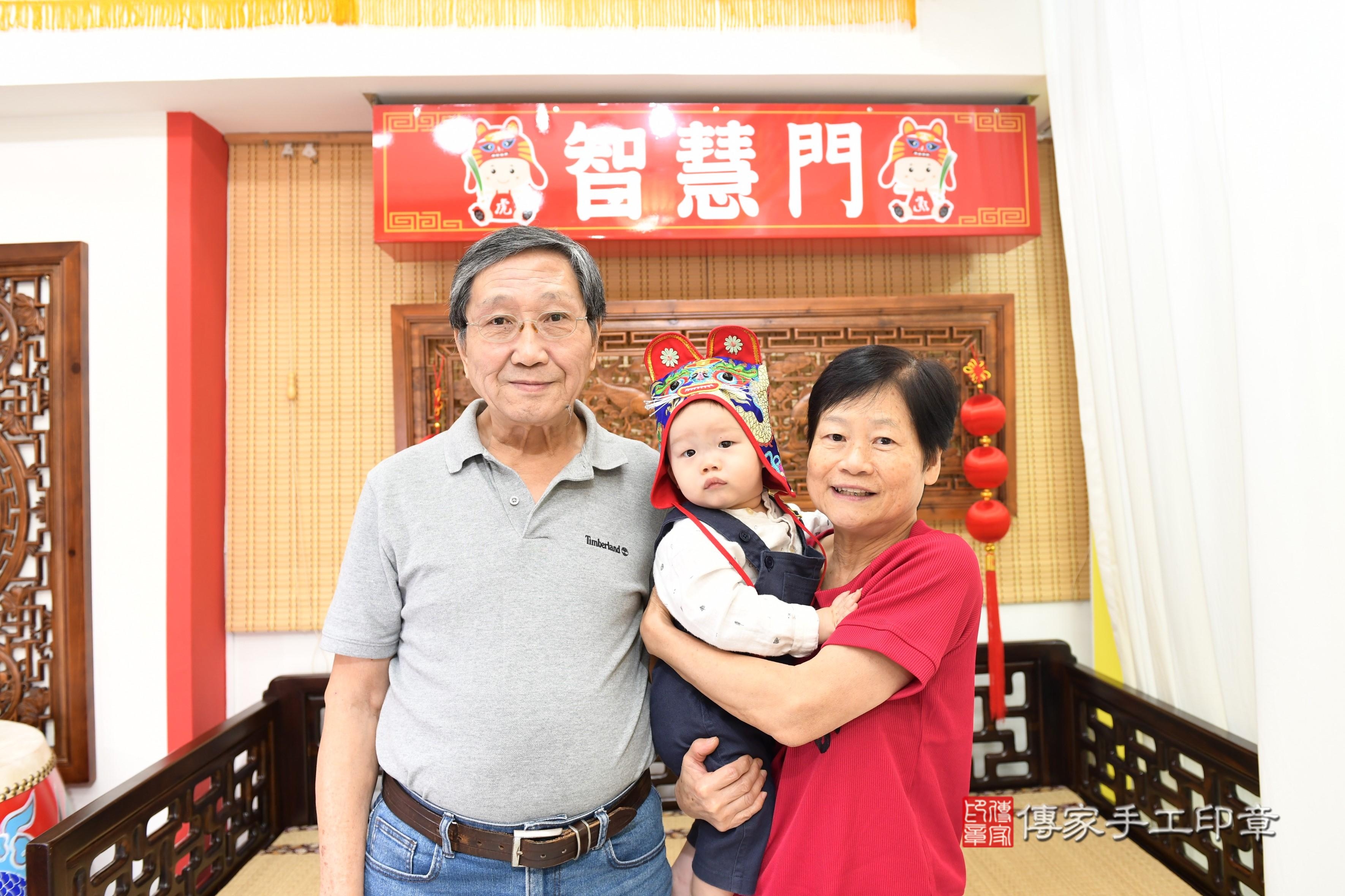 傳家手工印章台南店、抓周、度脺、美式風會場、傳家嬰兒古禮、吉祥話、抓周道具物品24種、拍照。抓周證書。寶寶抓周、滿周歲、生日快樂、祝福 傳家手工印章台南店、抓周、度脺、美式風會場、傳家嬰兒古禮、吉祥話、抓周道具物品24種、拍照。抓周證書。寶寶抓周、滿周歲、生日快樂、祝福