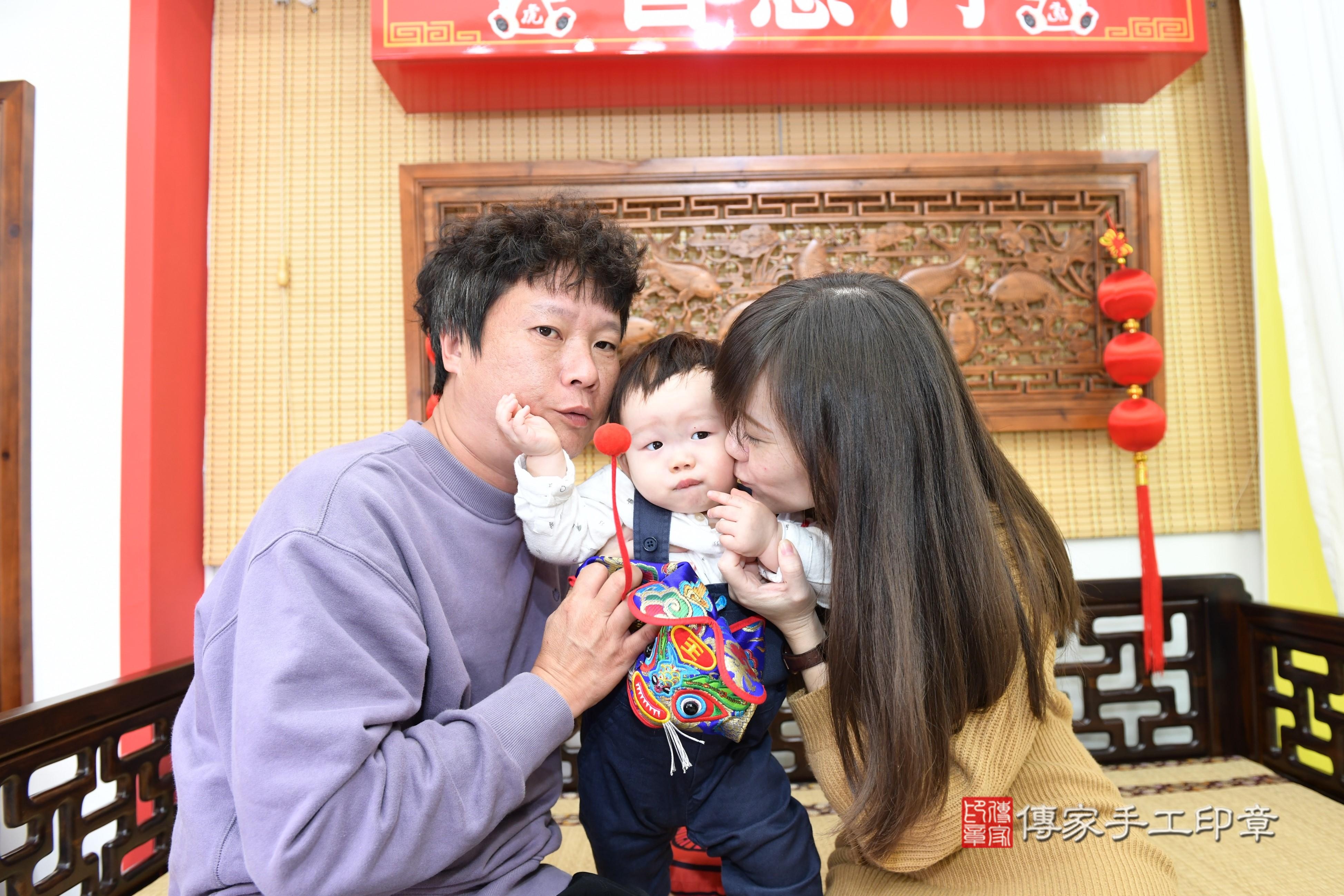 傳家手工印章台南店、抓周、度脺、美式風會場、傳家嬰兒古禮、吉祥話、抓周道具物品24種、拍照。抓周證書。寶寶抓周、滿周歲、生日快樂、祝福 傳家手工印章台南店、抓周、度脺、美式風會場、傳家嬰兒古禮、吉祥話、抓周道具物品24種、拍照。抓周證書。寶寶抓周、滿周歲、生日快樂、祝福