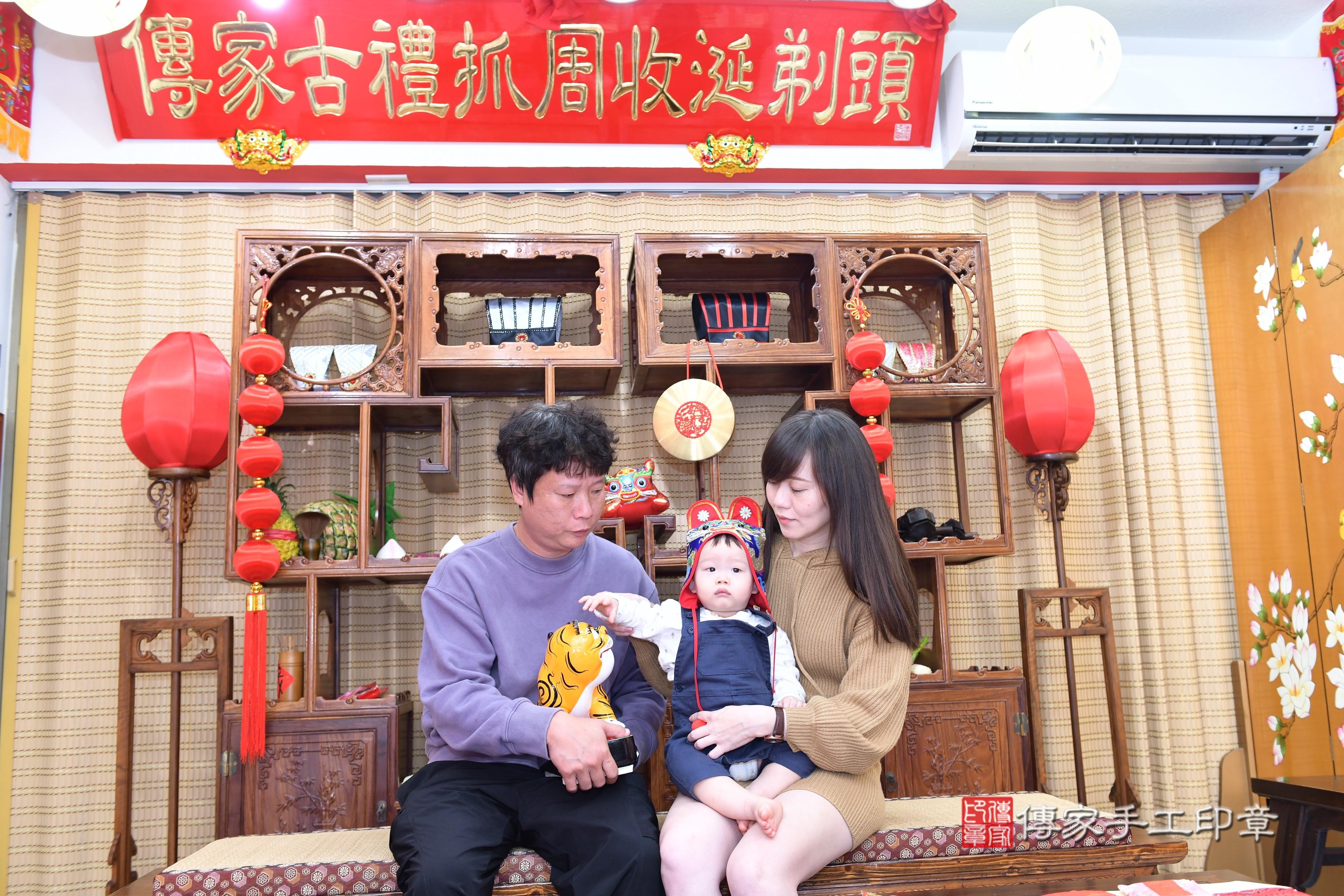 傳家手工印章台南店、抓周、度脺、美式風會場、傳家嬰兒古禮、吉祥話、抓周道具物品24種、拍照。抓周證書。寶寶抓周、滿周歲、生日快樂、祝福 傳家手工印章台南店、抓周、度脺、美式風會場、傳家嬰兒古禮、吉祥話、抓周道具物品24種、拍照。抓周證書。寶寶抓周、滿周歲、生日快樂、祝福