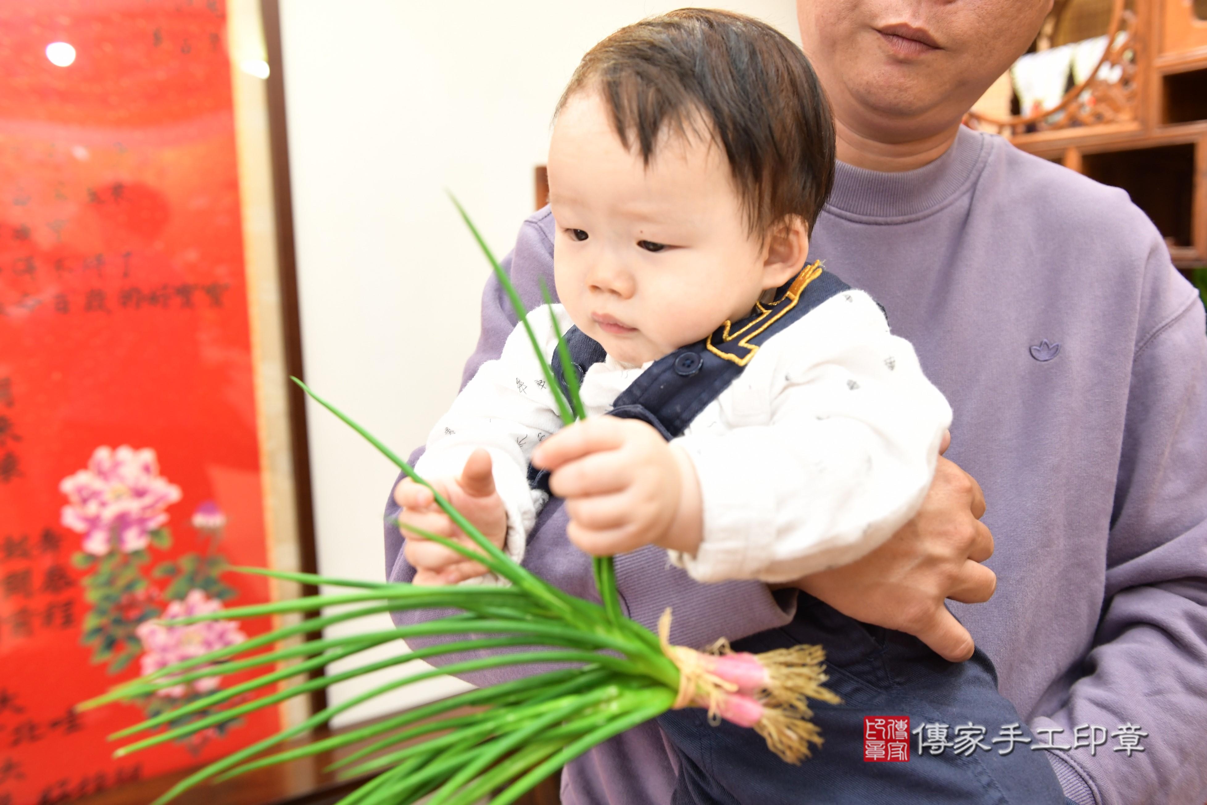 傳家手工印章台南店、抓周、度脺、美式風會場、傳家嬰兒古禮、吉祥話、抓周道具物品24種、拍照。抓周證書。寶寶抓周、滿周歲、生日快樂、祝福 傳家手工印章台南店、抓周、度脺、美式風會場、傳家嬰兒古禮、吉祥話、抓周道具物品24種、拍照。抓周證書。寶寶抓周、滿周歲、生日快樂、祝福